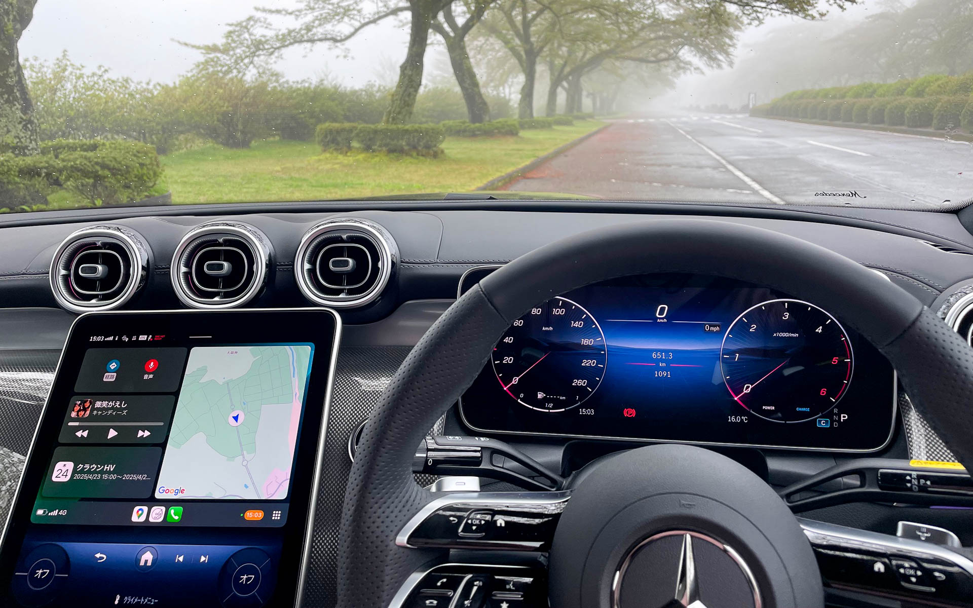 GLCの運転席から。雨の試乗となったがしっとりとしたキャビンからのながめは落ち着く