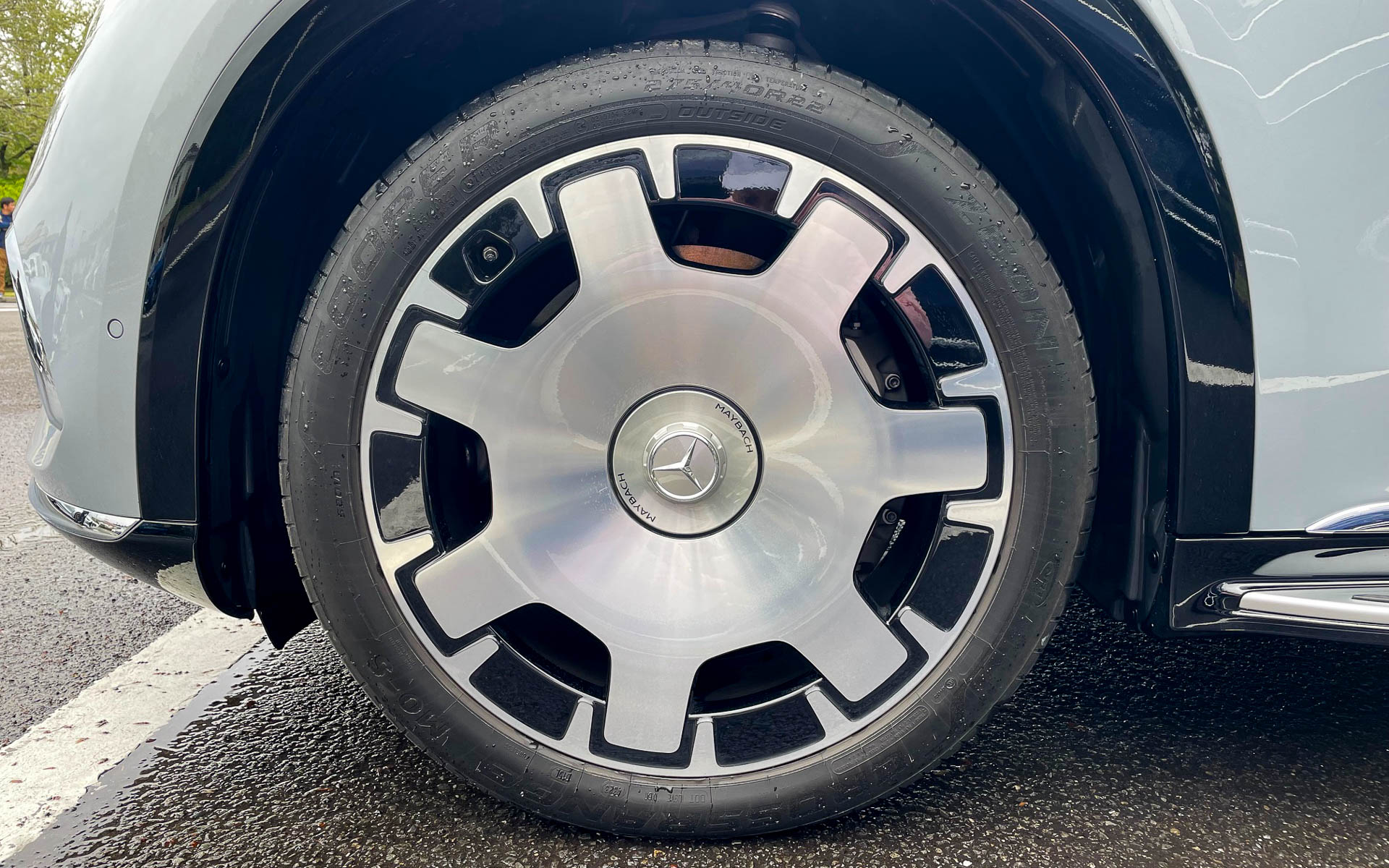 マイバッハ EQS SUVのタイヤは、アメリカ製のCOOPERタイヤ。ZEON CROSSRANGEのネーミングでメルセデス専用タイヤだ。サイズは275/40R22。デカイ