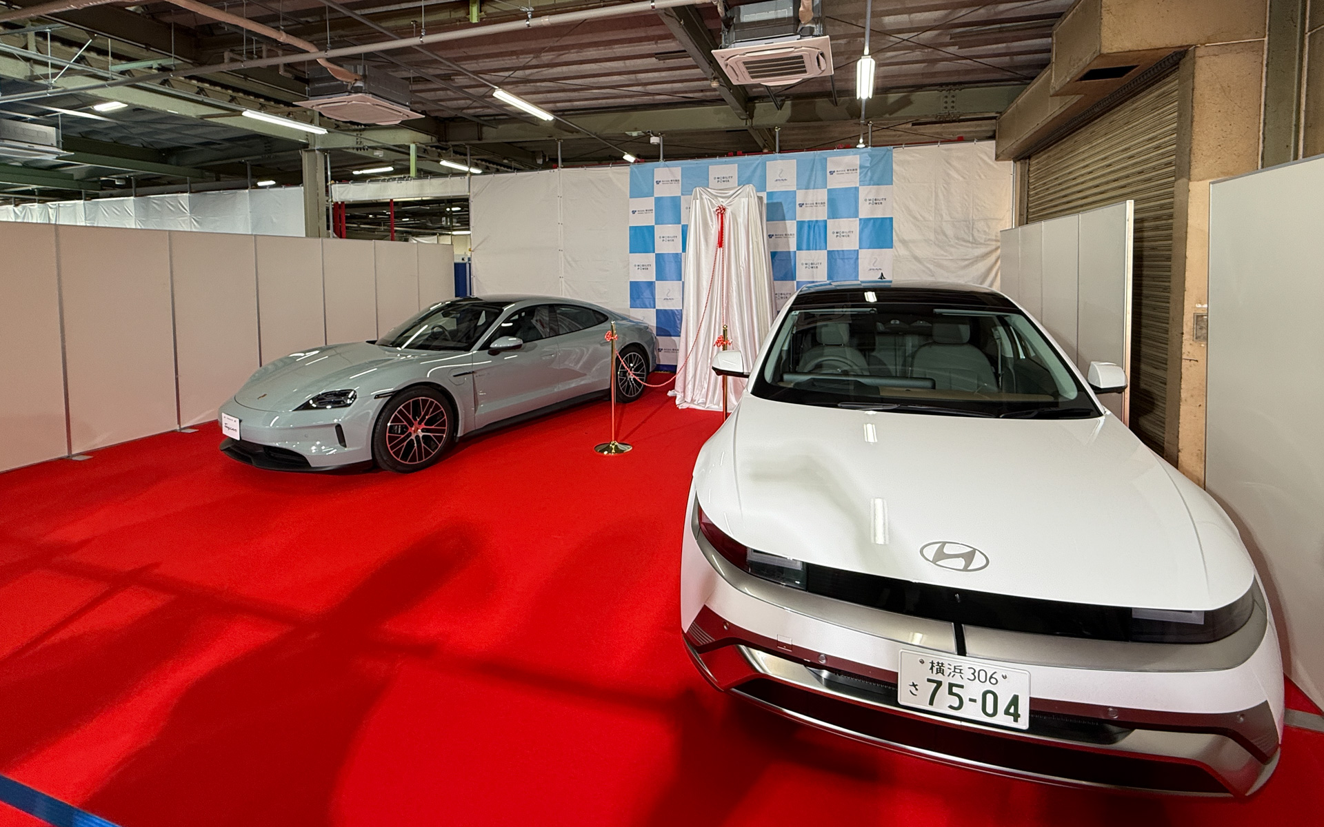会場には大出力の急速充電に対応するポルシェとヒョンデの車両が展示された
