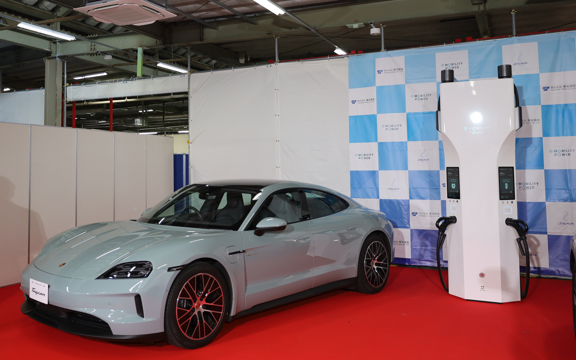 会場には大出力の急速充電に対応するポルシェとヒョンデの車両が展示された