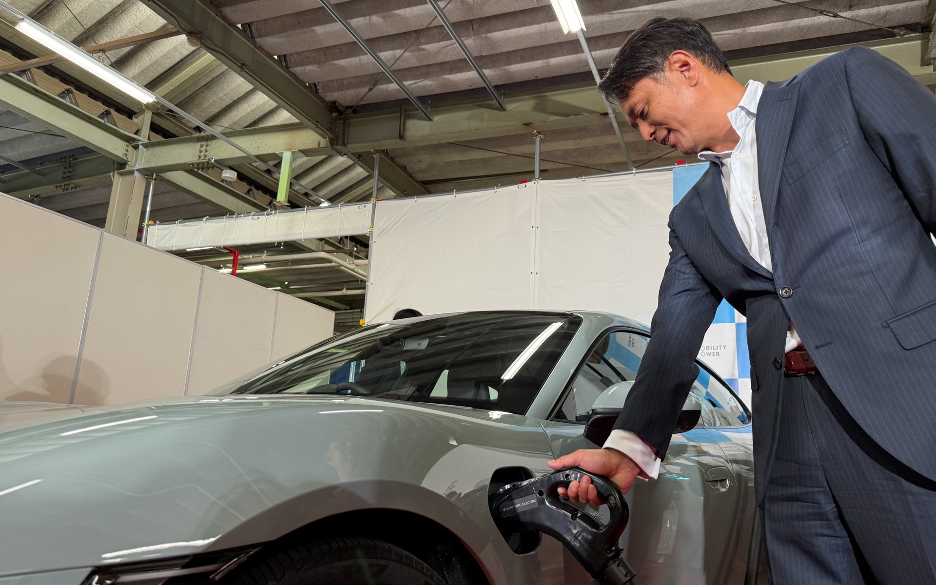 軽量な充電コネクタとケーブル、ケーブルを引きずらずに充電できることで、EVユーザーの充電体験を変える