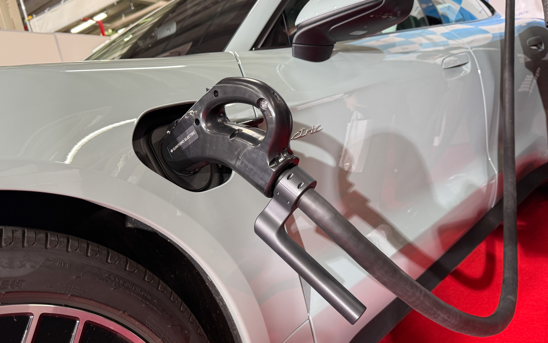 軽量な充電コネクタとケーブル、ケーブルを引きずらずに充電できることで、EVユーザーの充電体験を変える