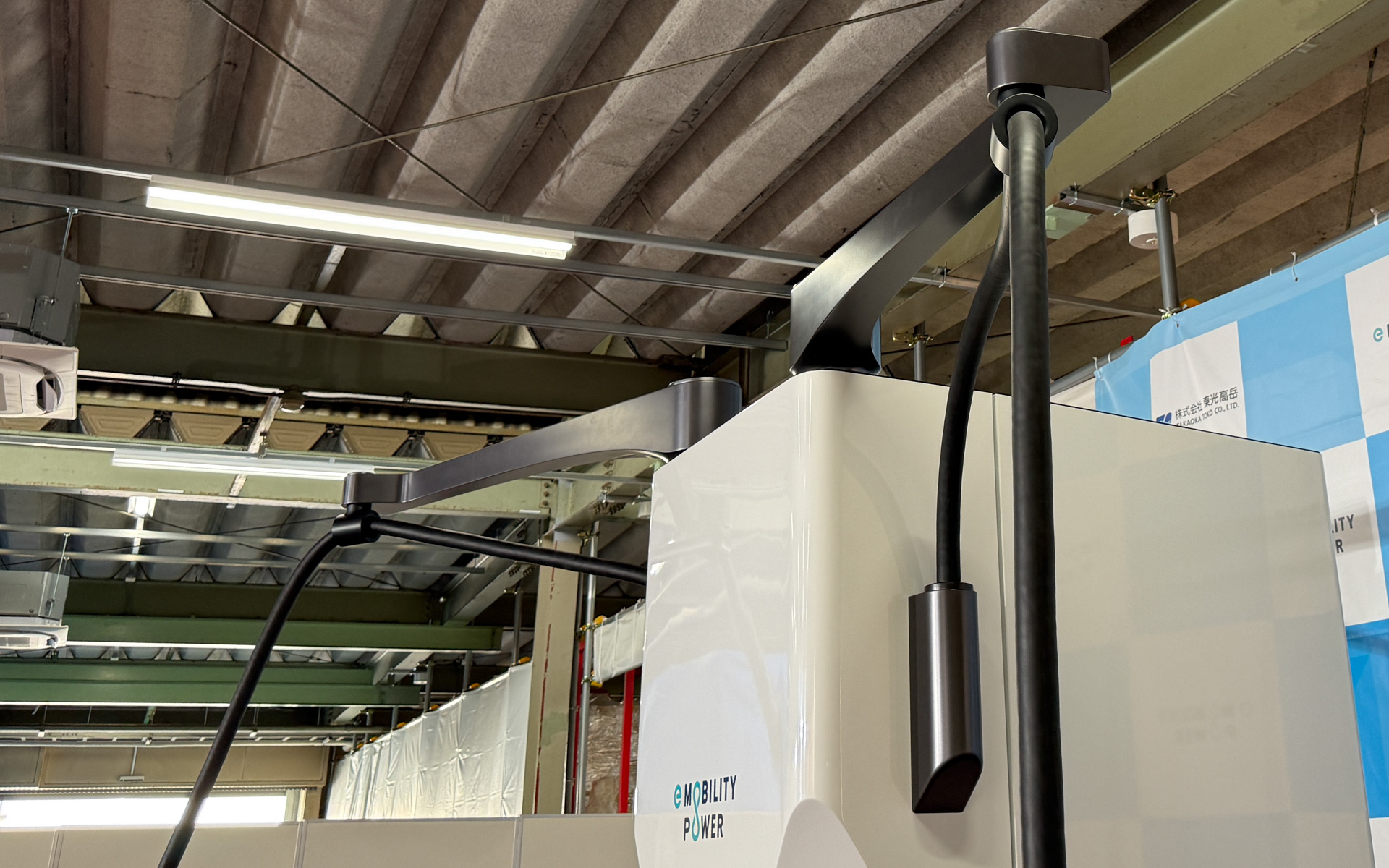 上部に設置されたアームでケーブルを釣ることで、ケーブルを引きずらずに充電できるようにした