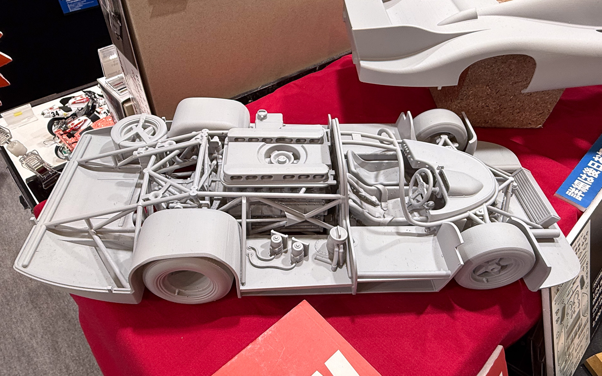 謎のクルマのシャシー。おなじみの強制空冷ファン、そして全高の低いエンジンなどから、「あのクルマ」と思われるのだが……