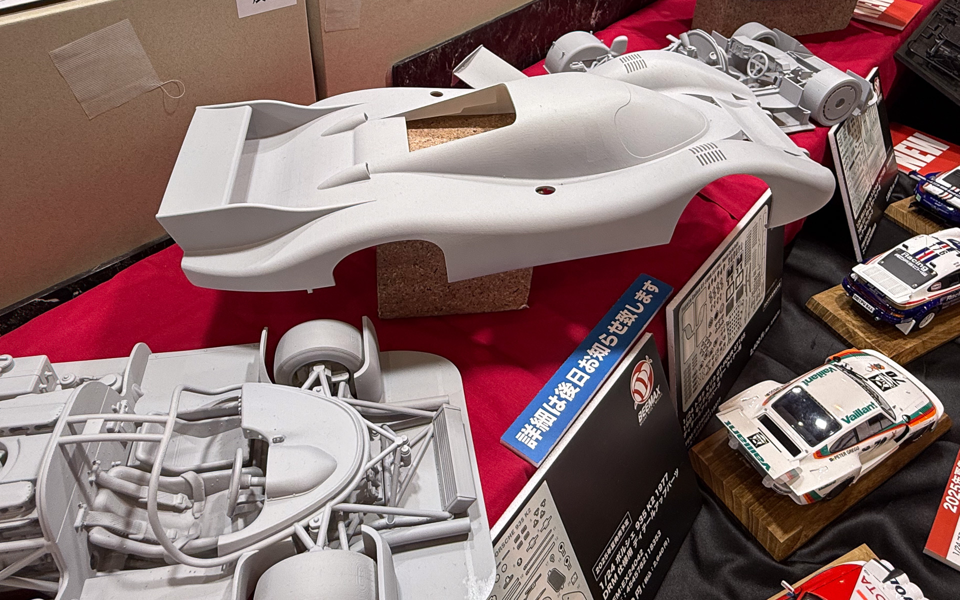 もう1台展示されていた1/12の開発車両。リアまわりの流れるようなテールがル・マン24時間参戦車を思わせる