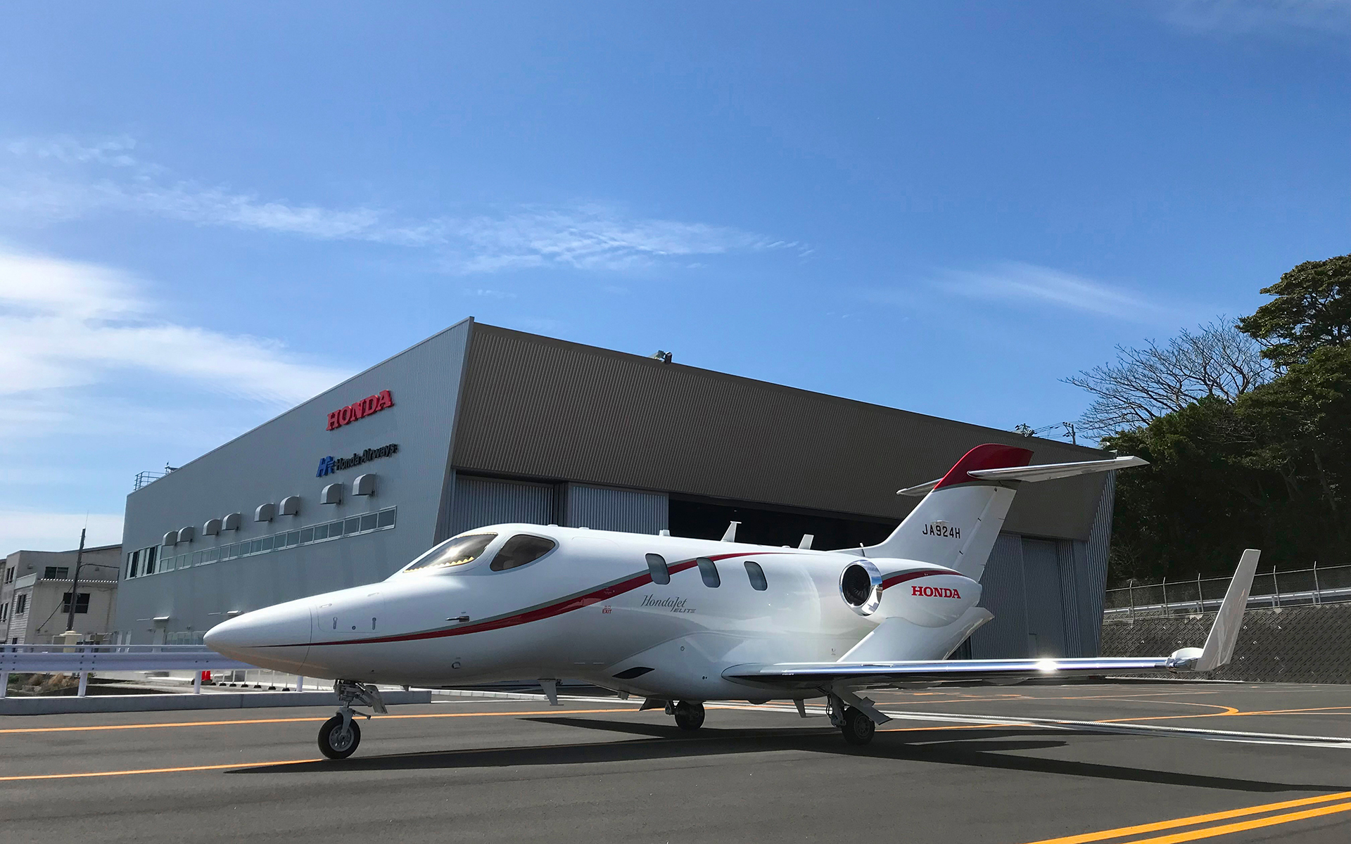 本田航空 大分フライト・トレーニング・センター前に駐機するHondaJet Elite
