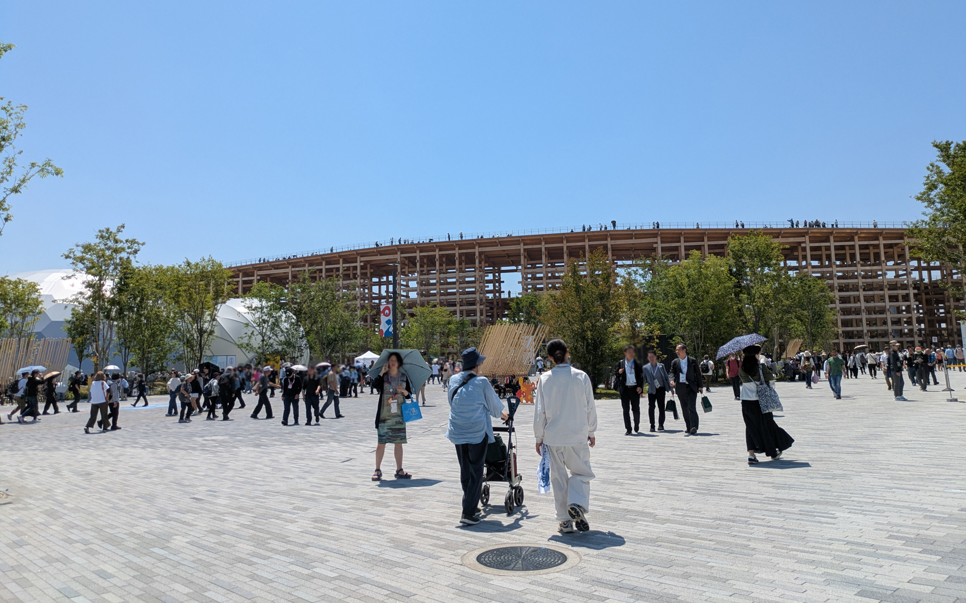 大屋根リングは無料で登れるし、本当に圧巻のサイズです