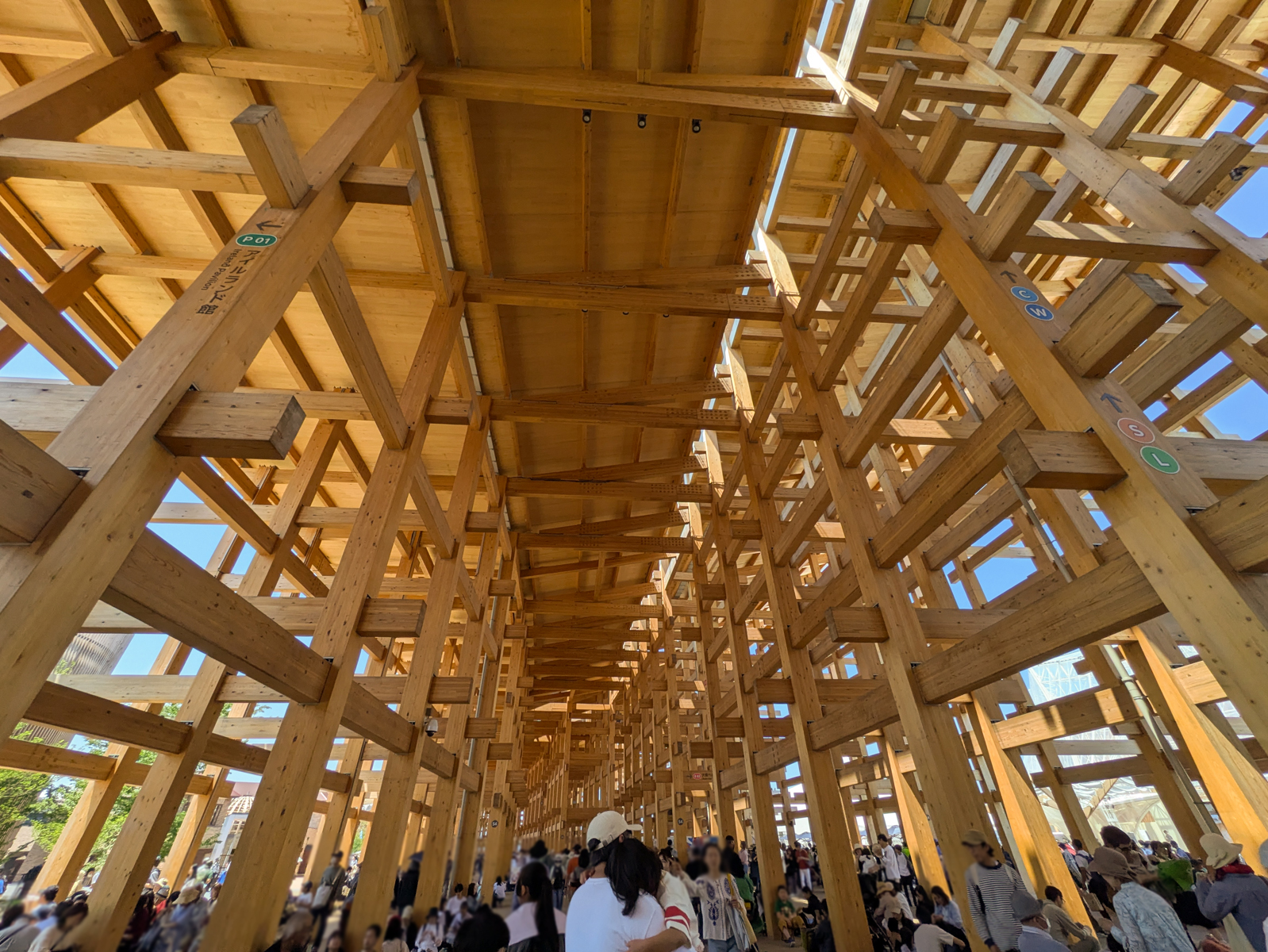 会場は避暑地が少なく、大屋根リングの下は大勢の来場者で埋め尽くされていました