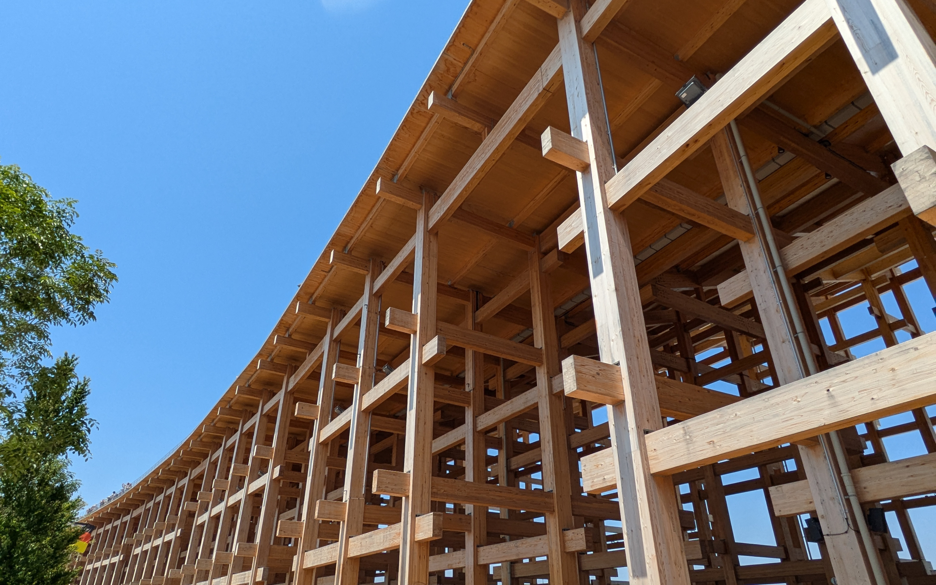 閉会後は解体されるらしいですが、「この木材を使って家を建てたい！」って人に売れそうですね