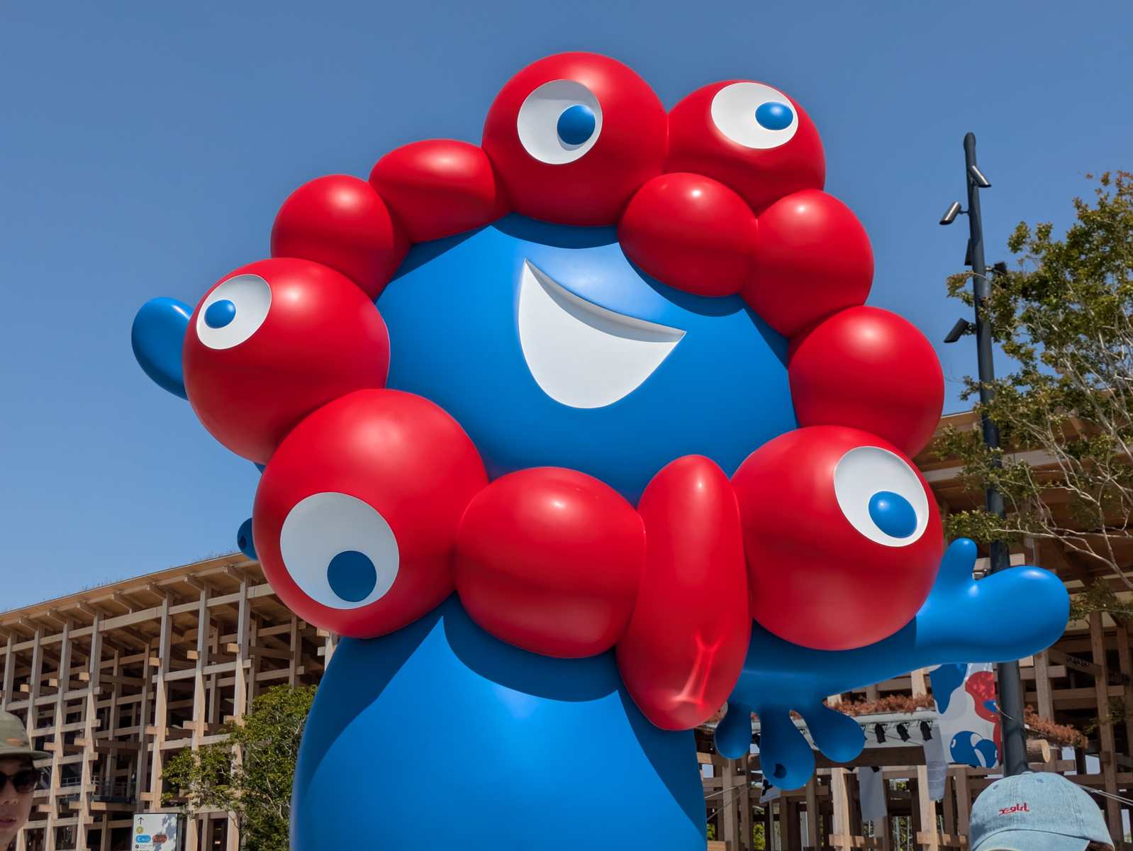 大阪・関西万博の公式キャラクター「ミャクミャク」も見慣れると可愛いいですよね