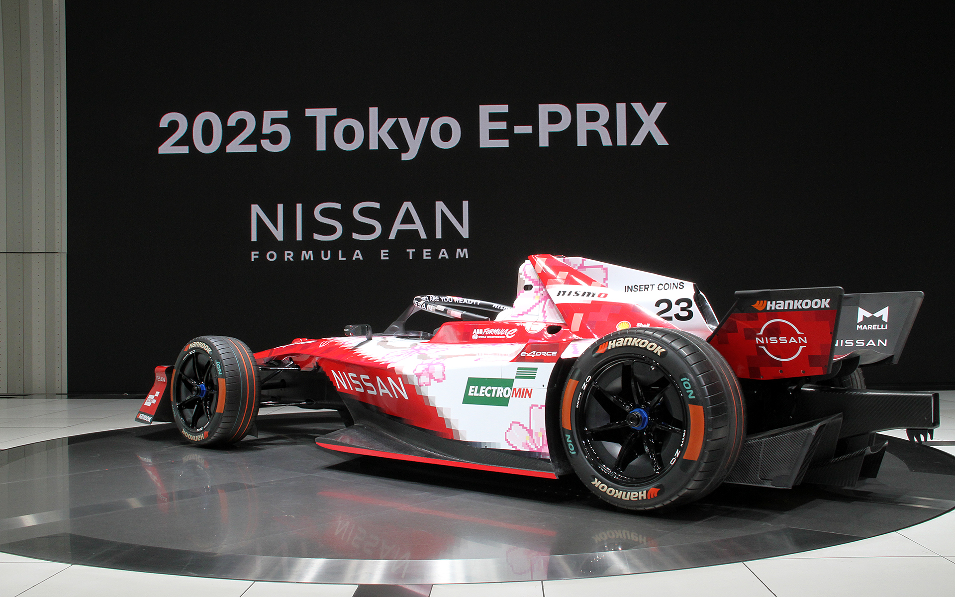 ホームレースを記念して車体は特別色に