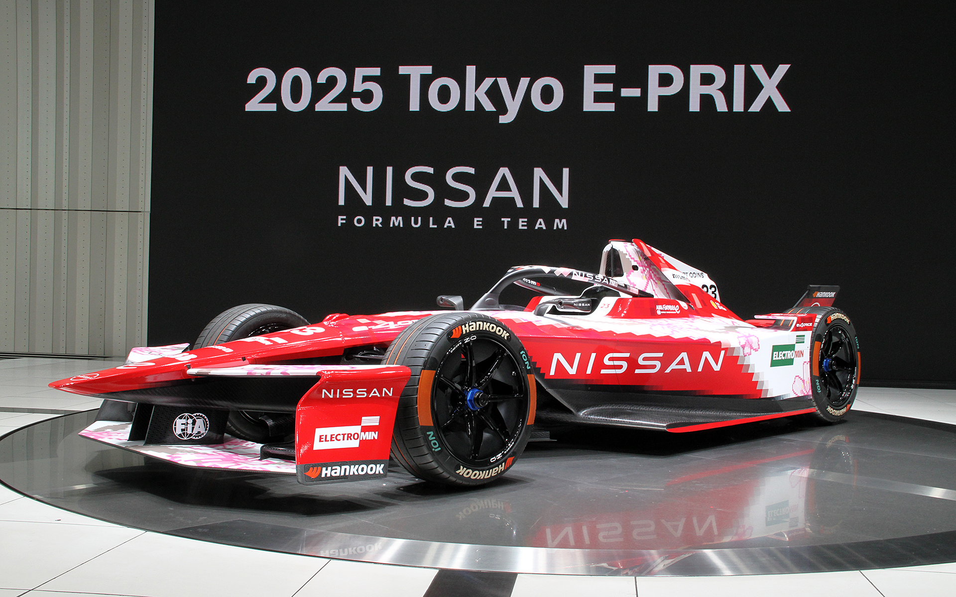 ホームレースを記念して車体は特別色に