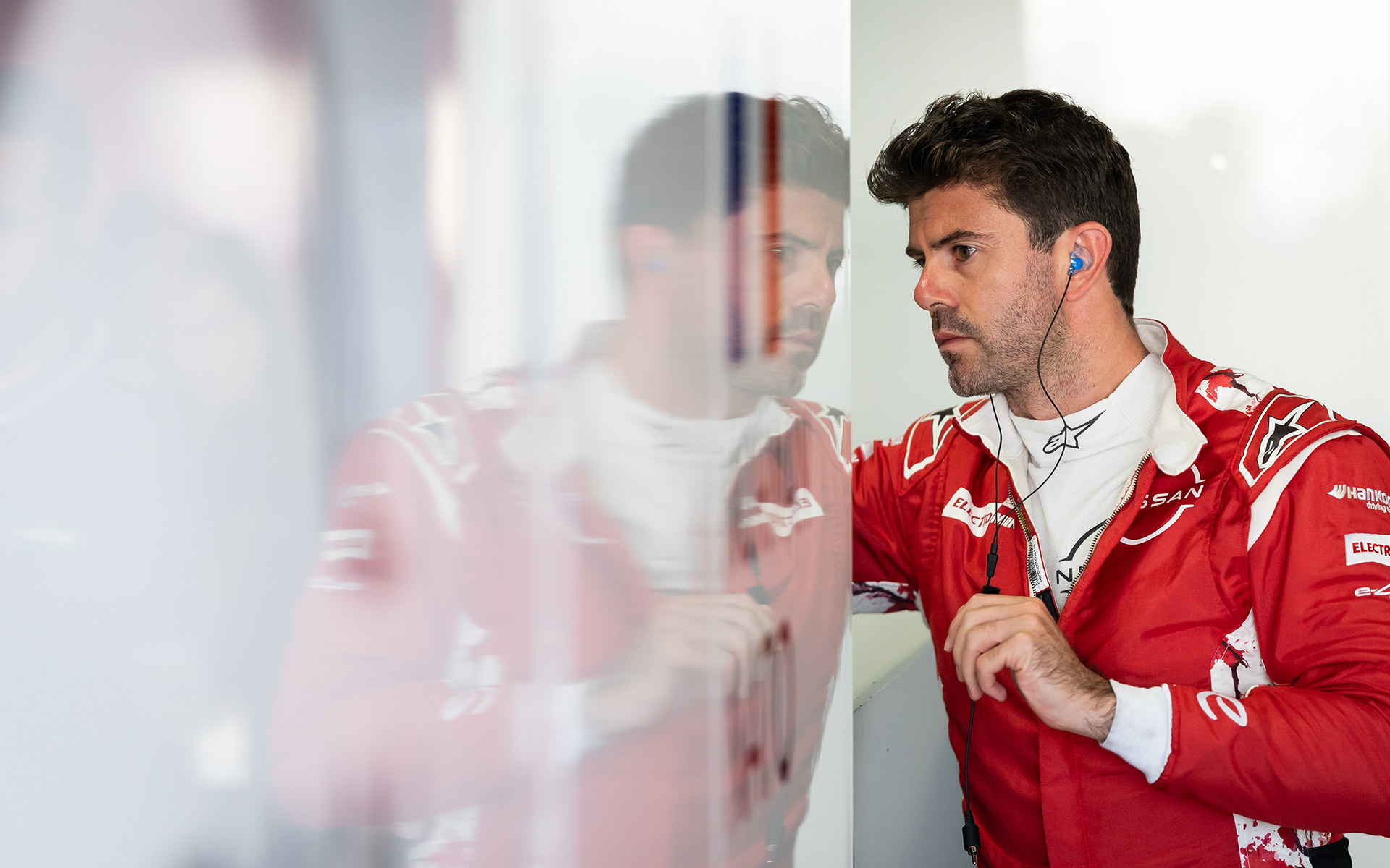 日産フォーミュラEチームでドライバーを務めるオリバー・ローランド選手（左）とノーマン・ナトー選手（右）