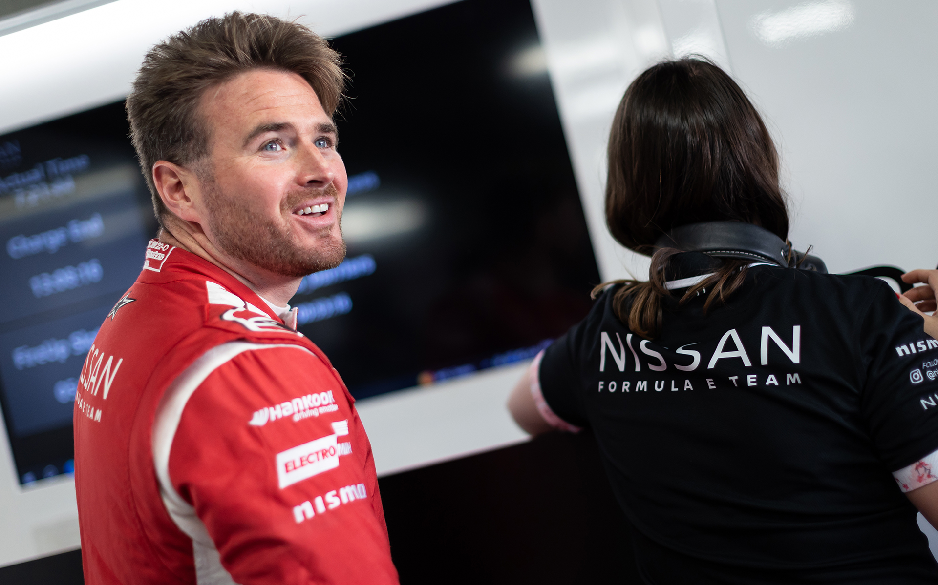 日産フォーミュラEチームでドライバーを務めるオリバー・ローランド選手（左）とノーマン・ナトー選手（右）