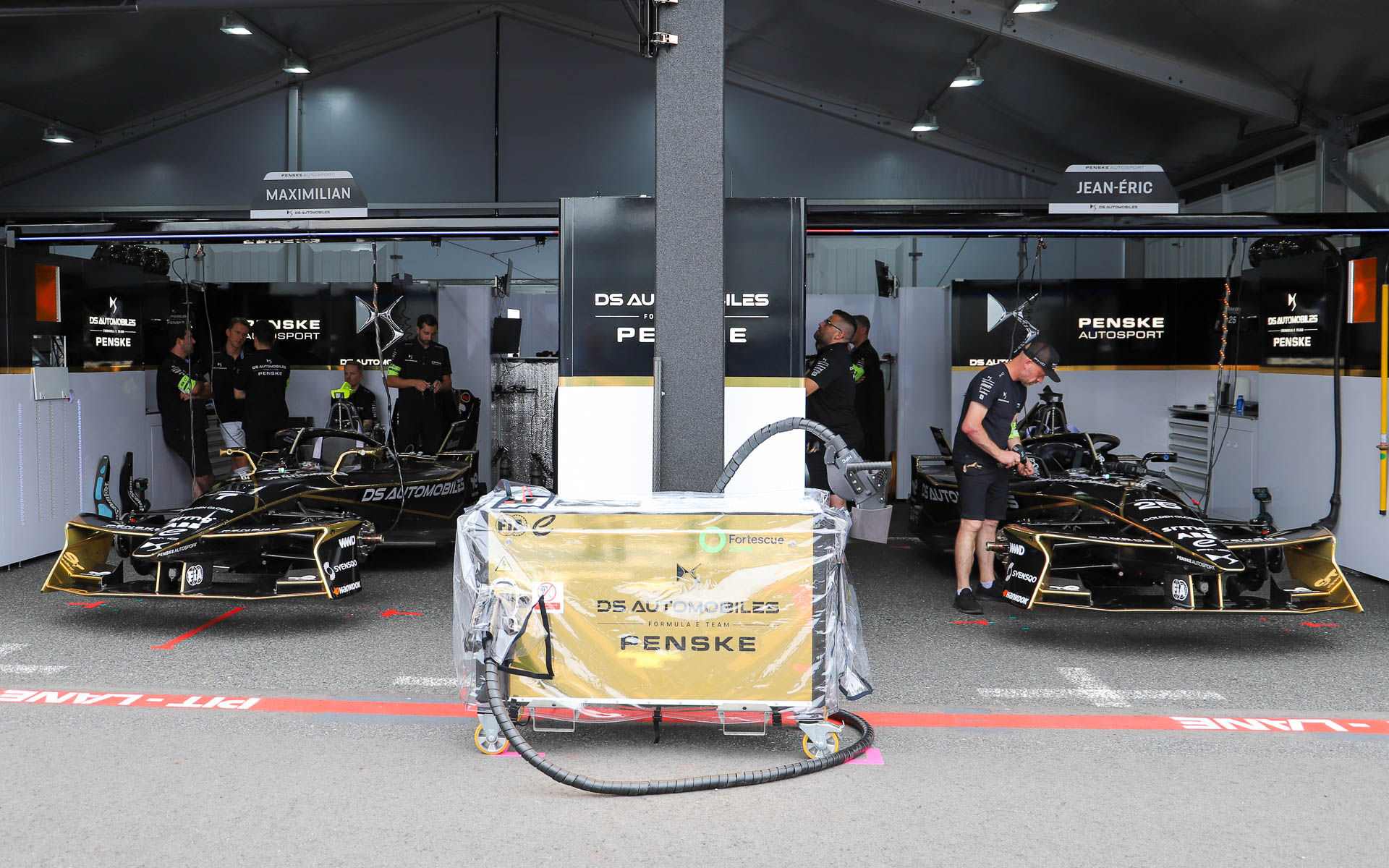 フリープラクティス直前のピット。走行に向けて最終調整が進められていた