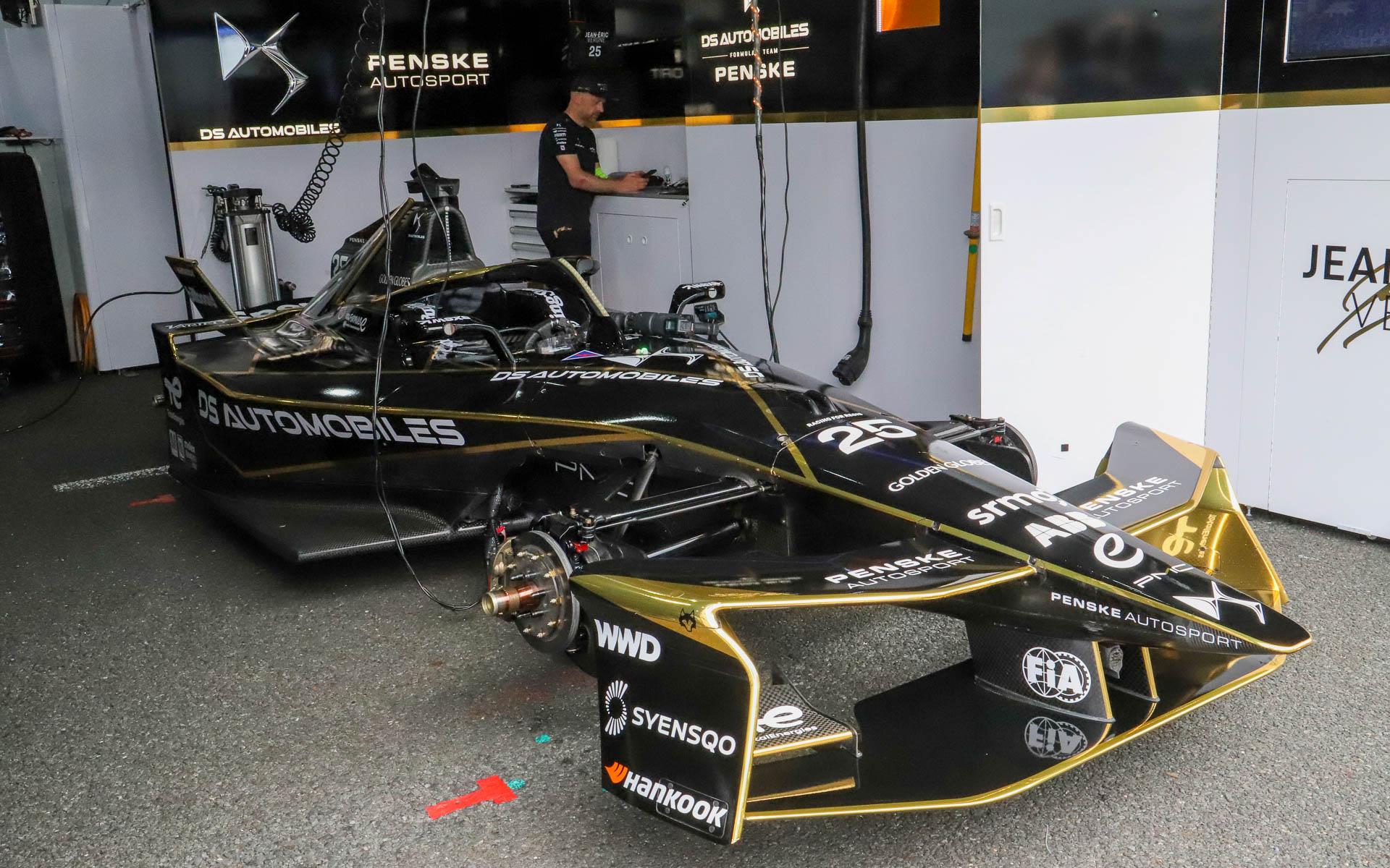 ジャン-エリック・ベルニュ選手がドライブする25号車