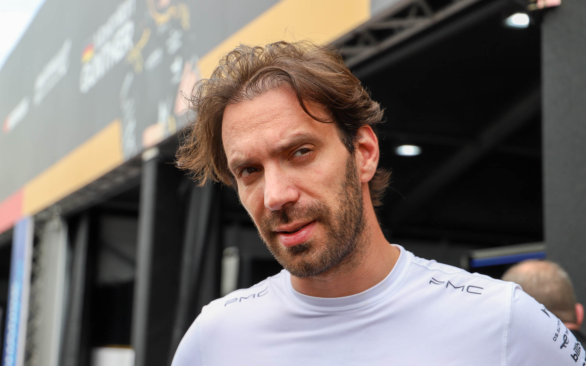 インタビューに答えるベルニュ選手