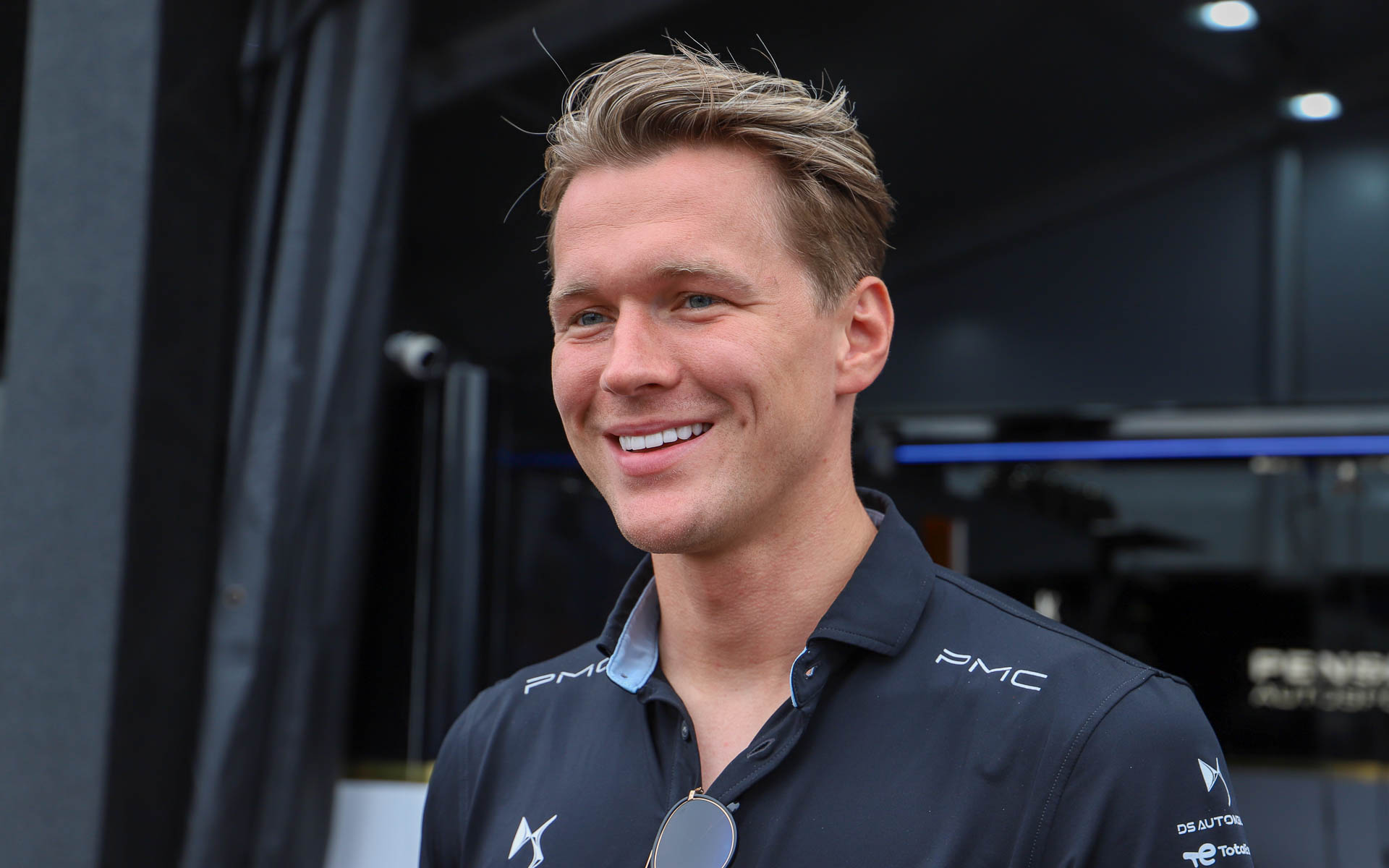 インタビューに答えるギュンター選手