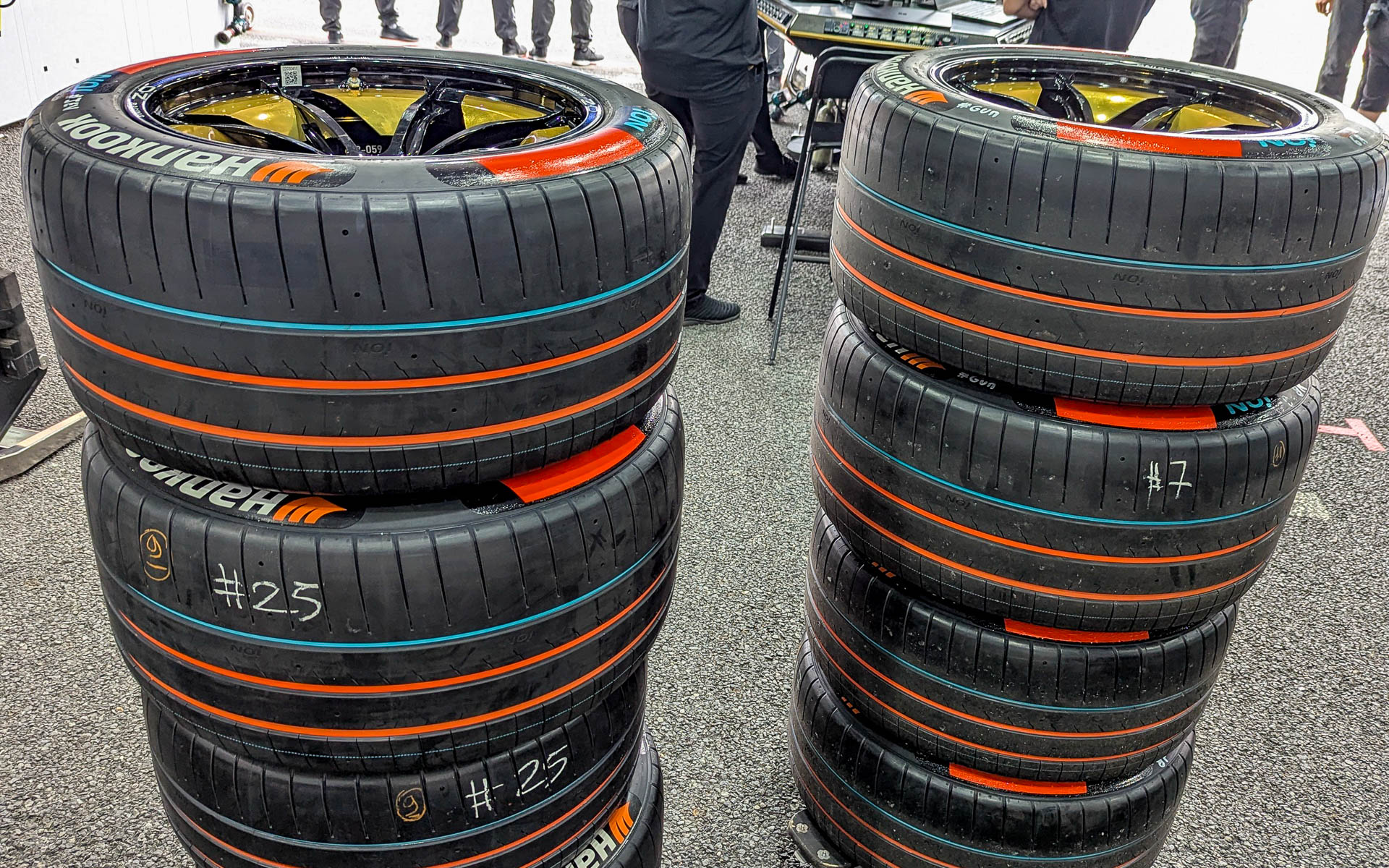 タイヤは完全ワンメイク。ダブルヘッダーでは3セット、シングルヘッダーでは2セットのタイヤを使える