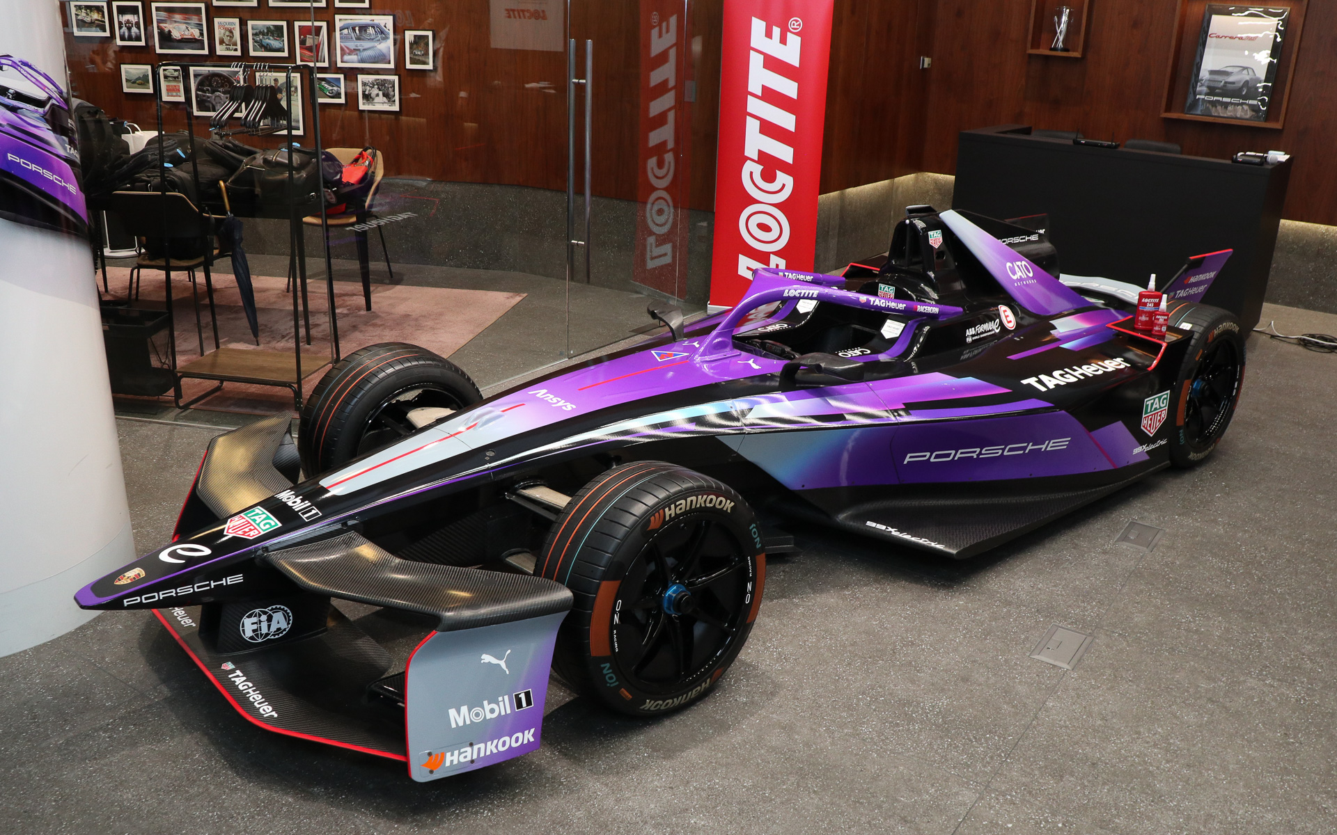 会場内に展示された「ポルシェ 99X エレクトリック」のモックアップ