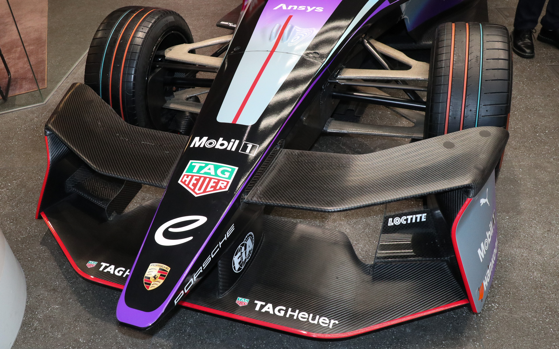 フロントウィングのフラップとドライバーを保護するHaloに「LOCTITE」のロゴマークを配置