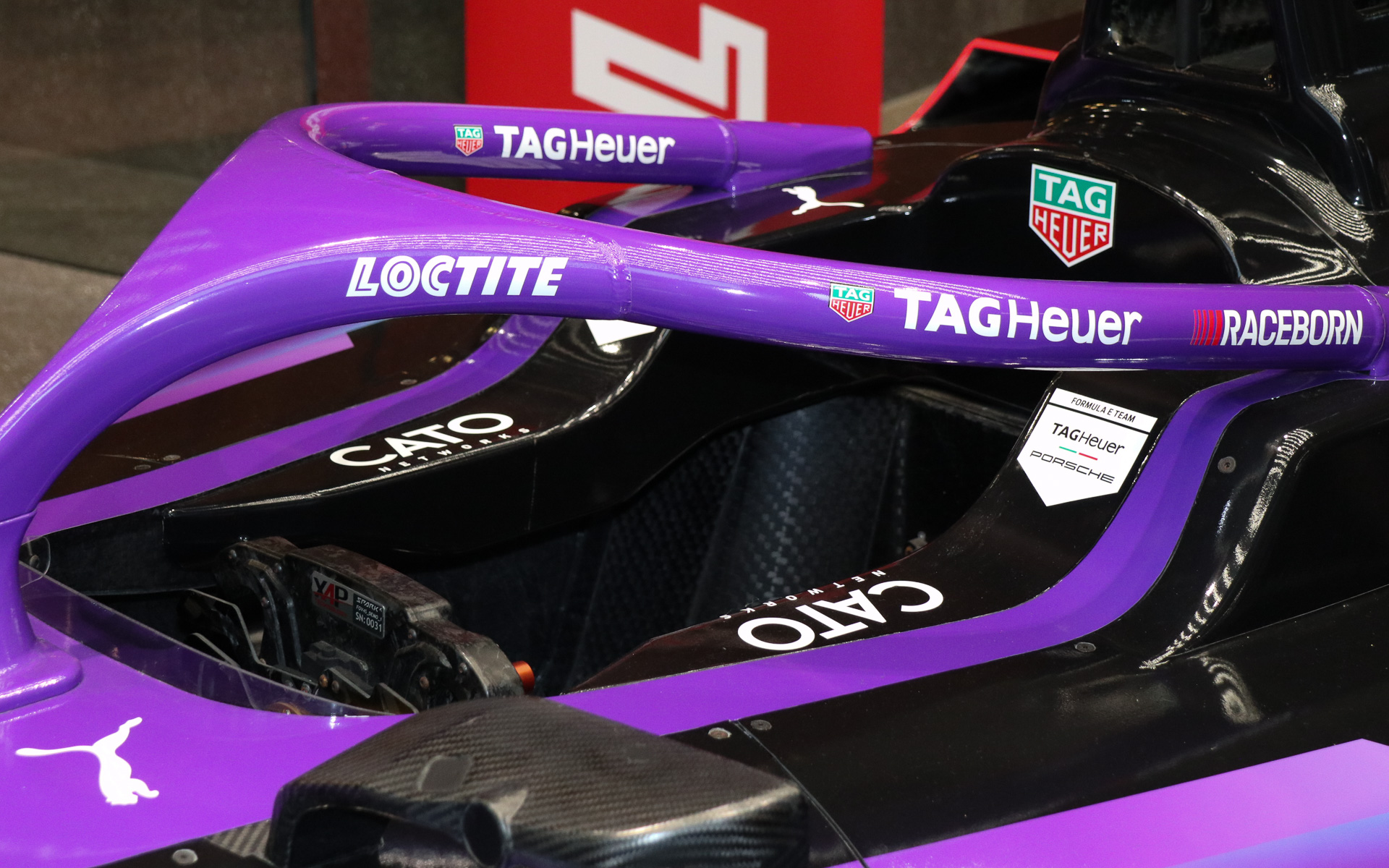 フロントウィングのフラップとドライバーを保護するHaloに「LOCTITE」のロゴマークを配置