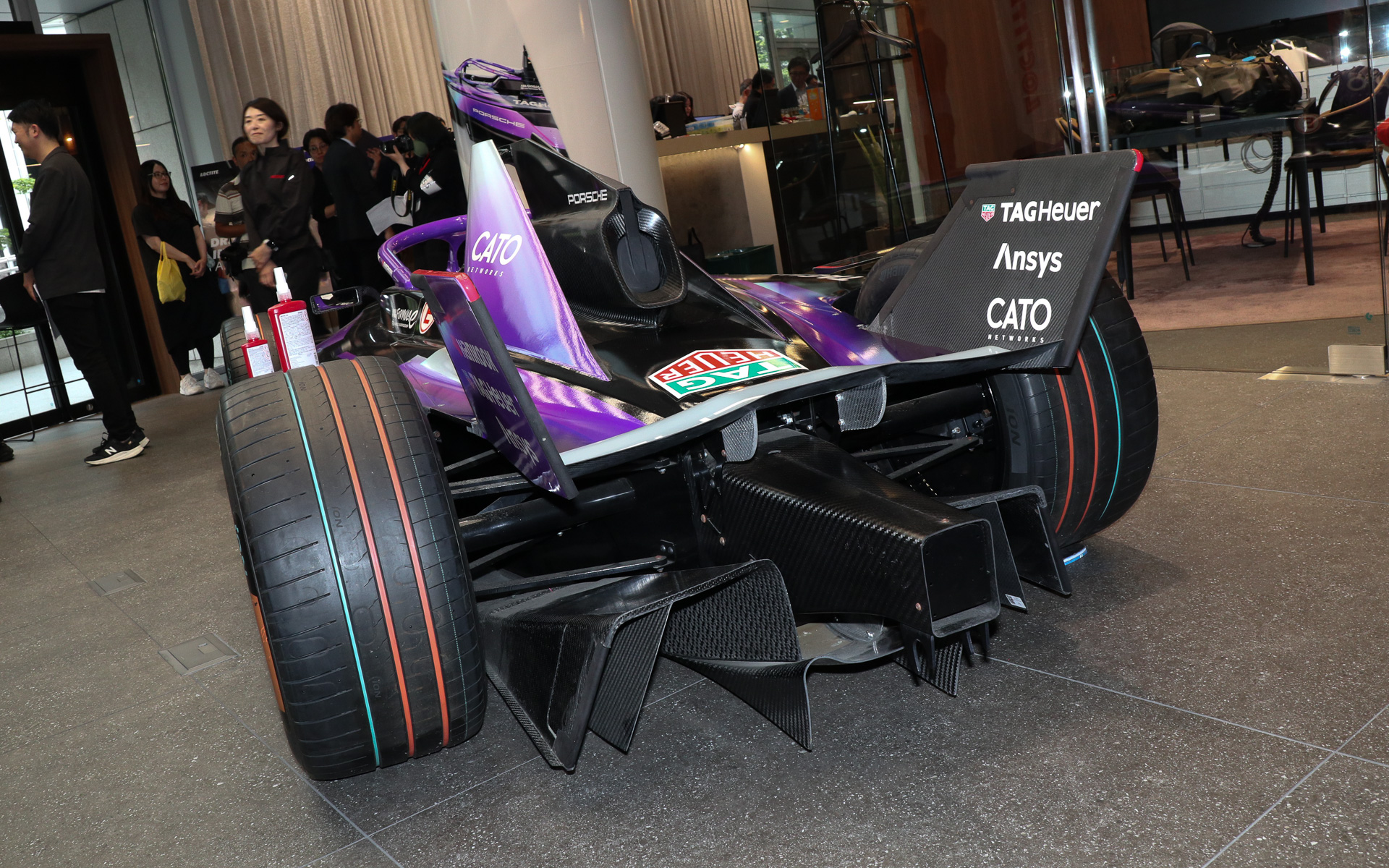 モックアップながら細部まで精巧に再現されている