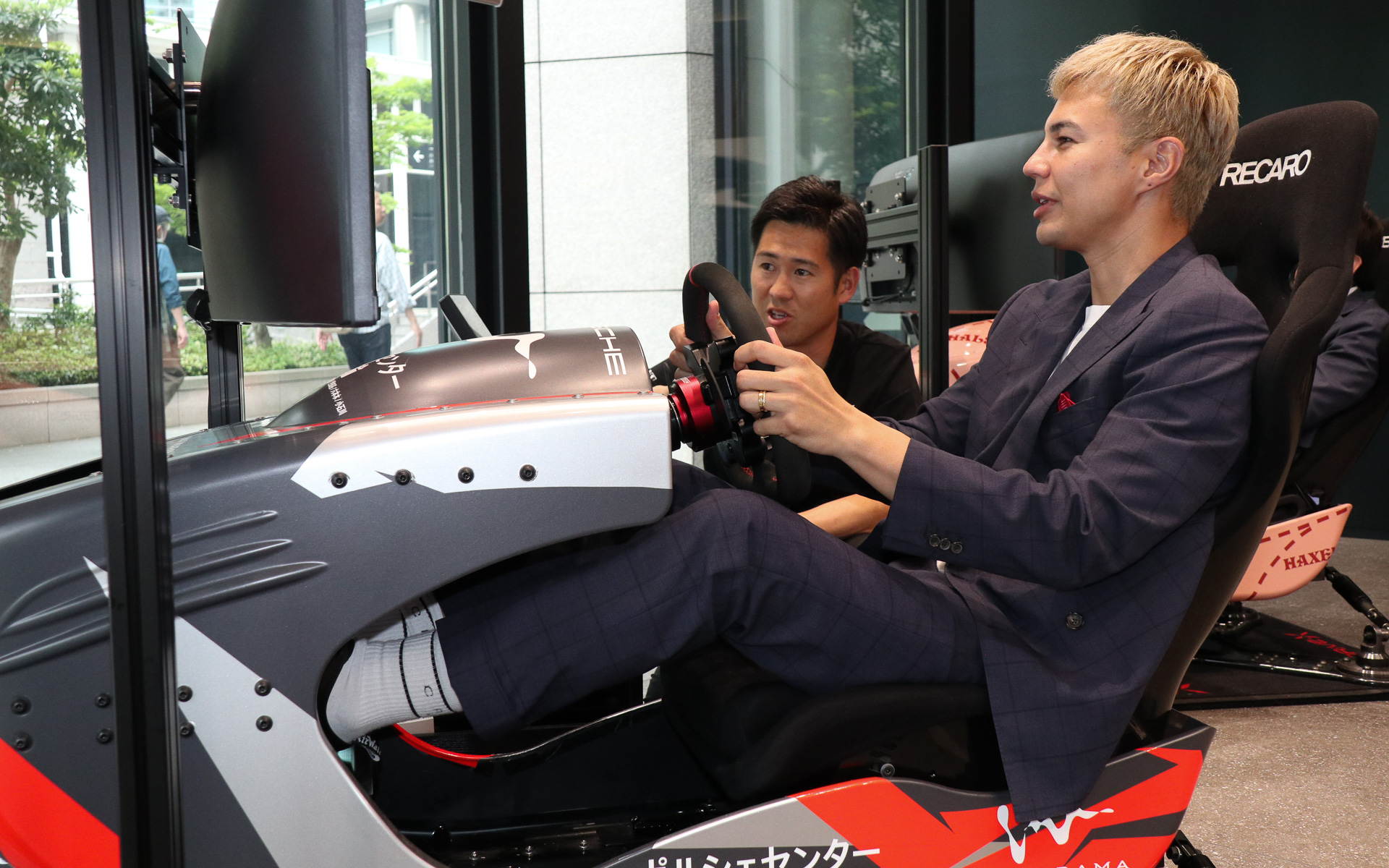 ユージさんによるドライブシミュレーター体験