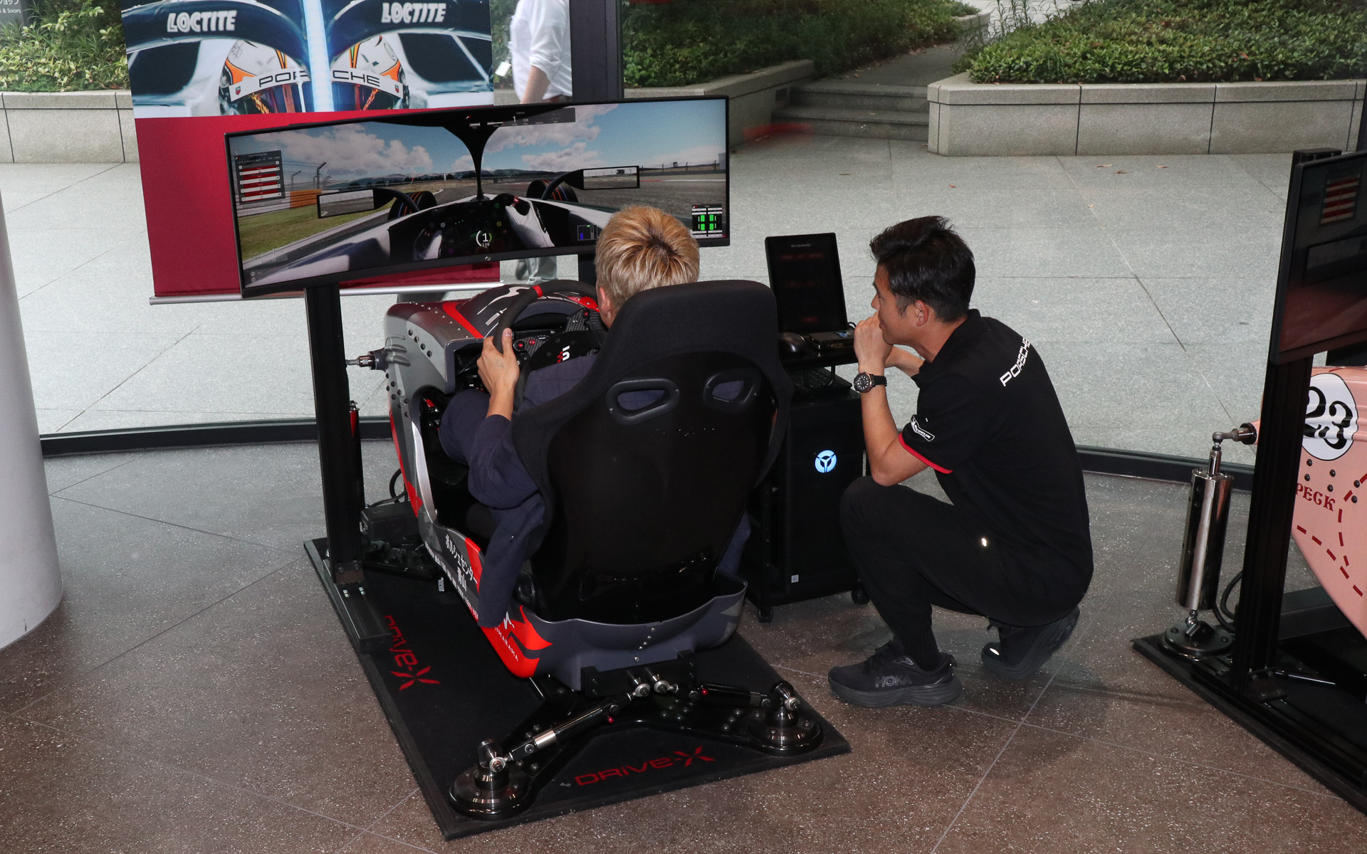 ユージさんによるドライブシミュレーター体験