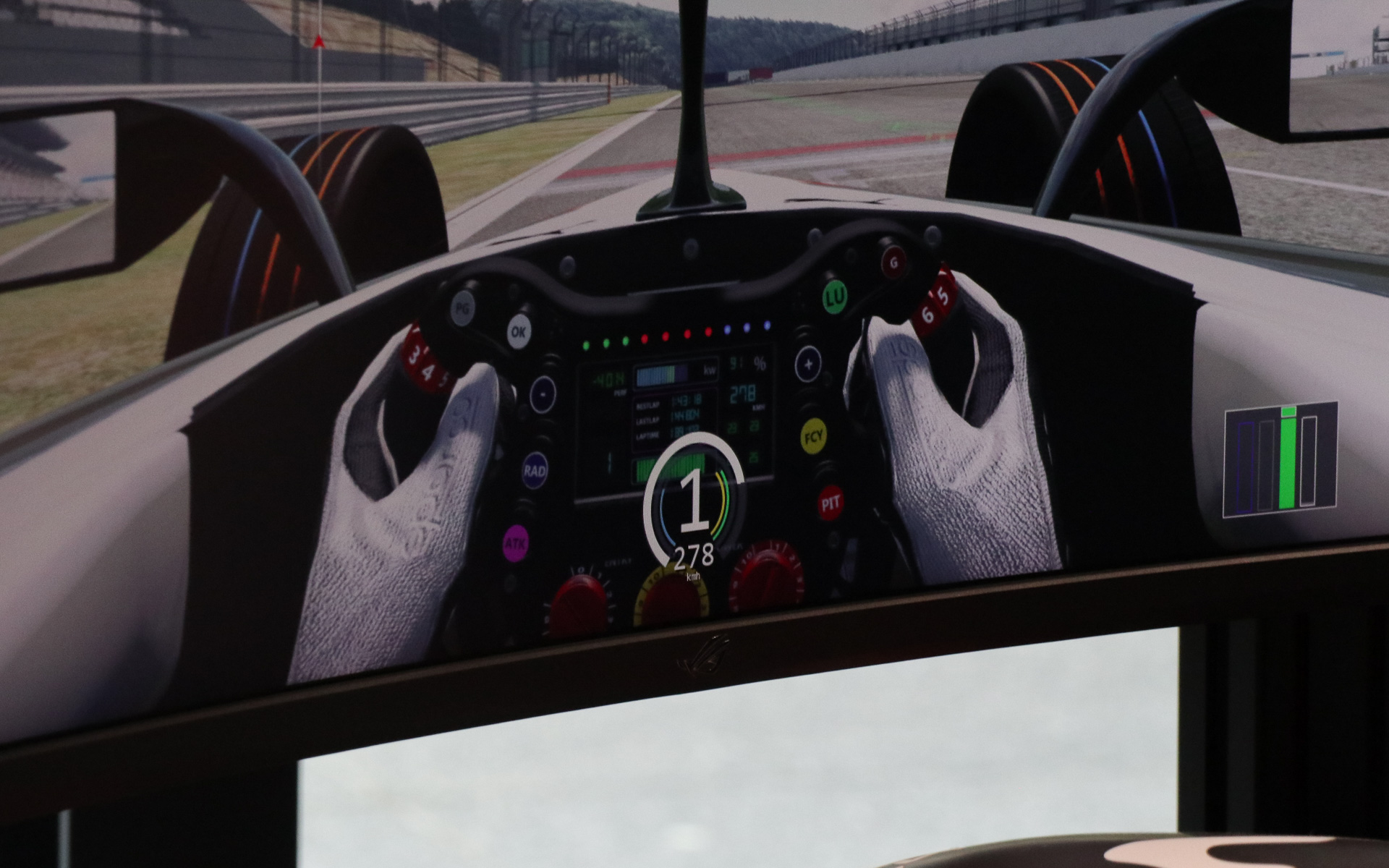 ポルシェ 99X エレクトリックは変速機のない1速固定だが、富士スピードウェイのストレートエンドでは280km/h近い速度が出ていた