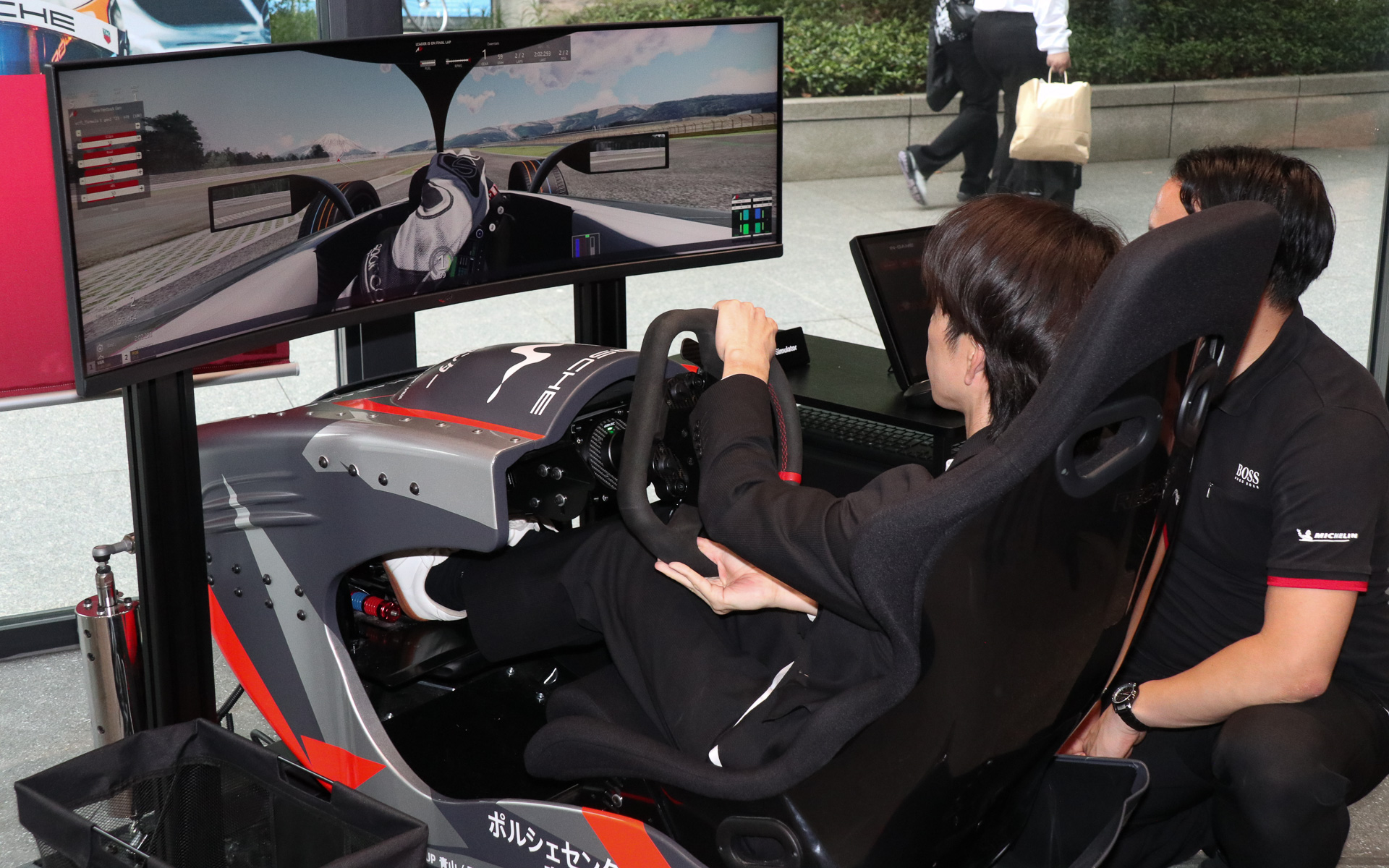 イベント中には多くの参加者がドライブシミュレーターを楽しんだ
