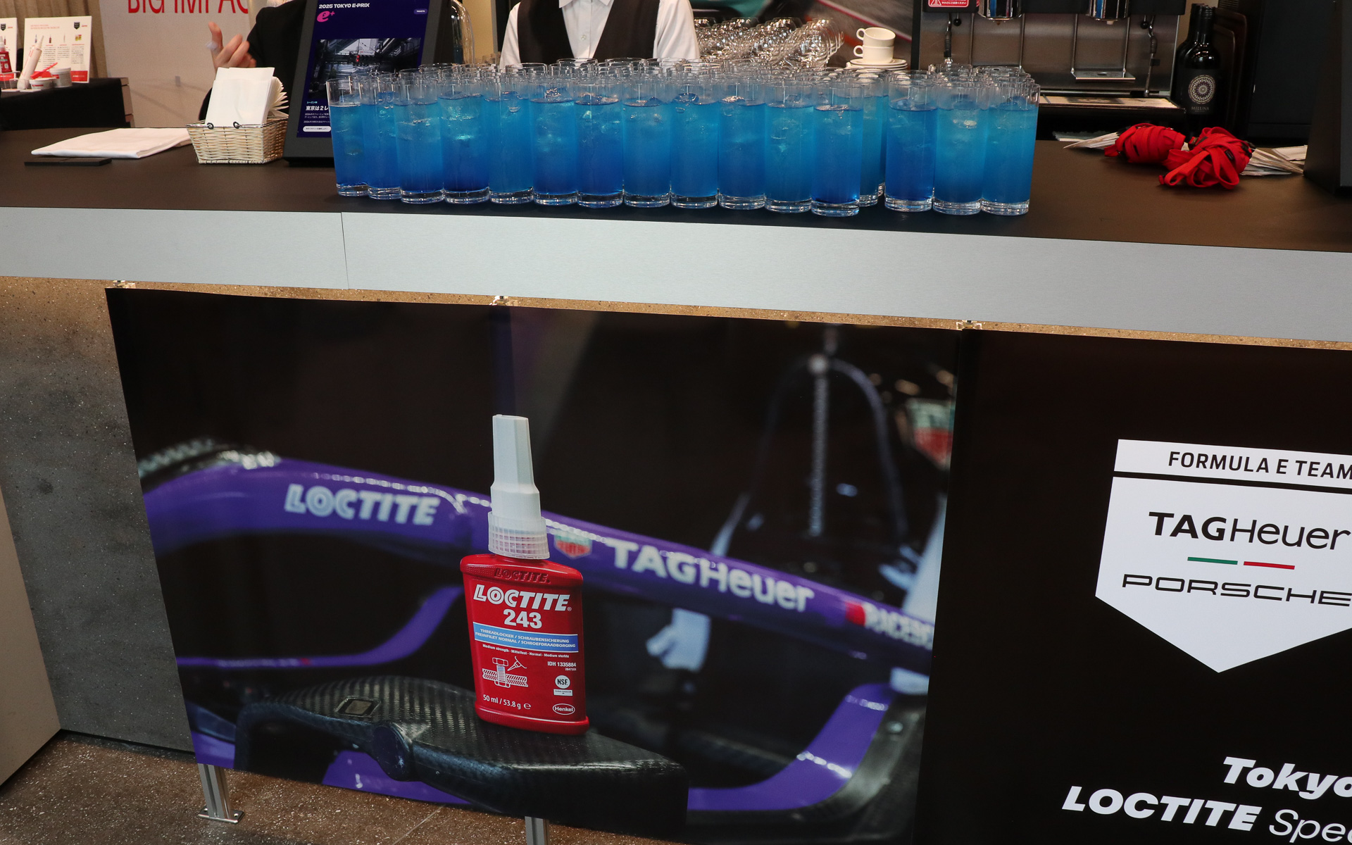 「LOCTITE 243」の青い製品カラーを再現したスペシャルドリンク。ラムネのような爽やかな風味が特徴的だった