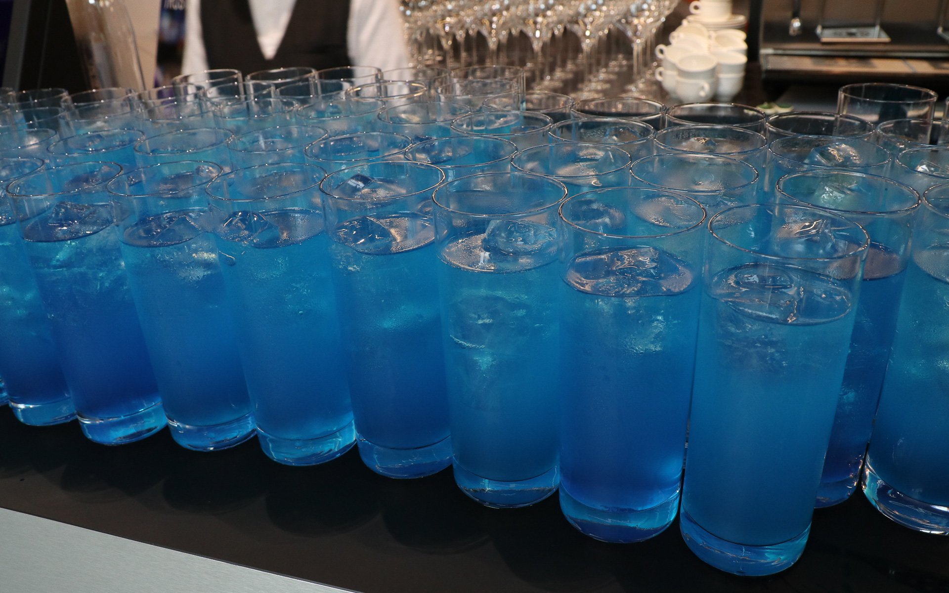 「LOCTITE 243」の青い製品カラーを再現したスペシャルドリンク。ラムネのような爽やかな風味が特徴的だった