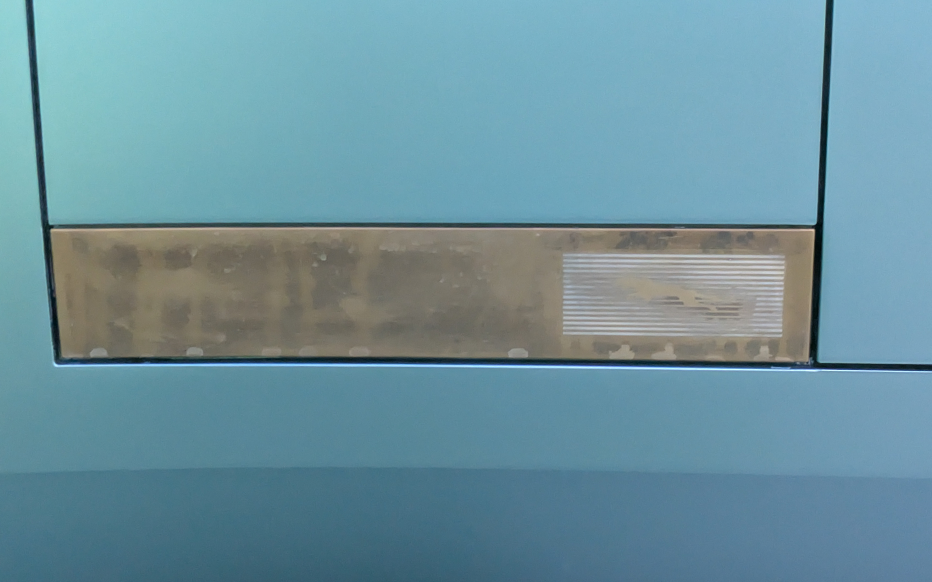 ジャガーブランドの起源を示すマーク「leaper」も右側にうっすら確認できる