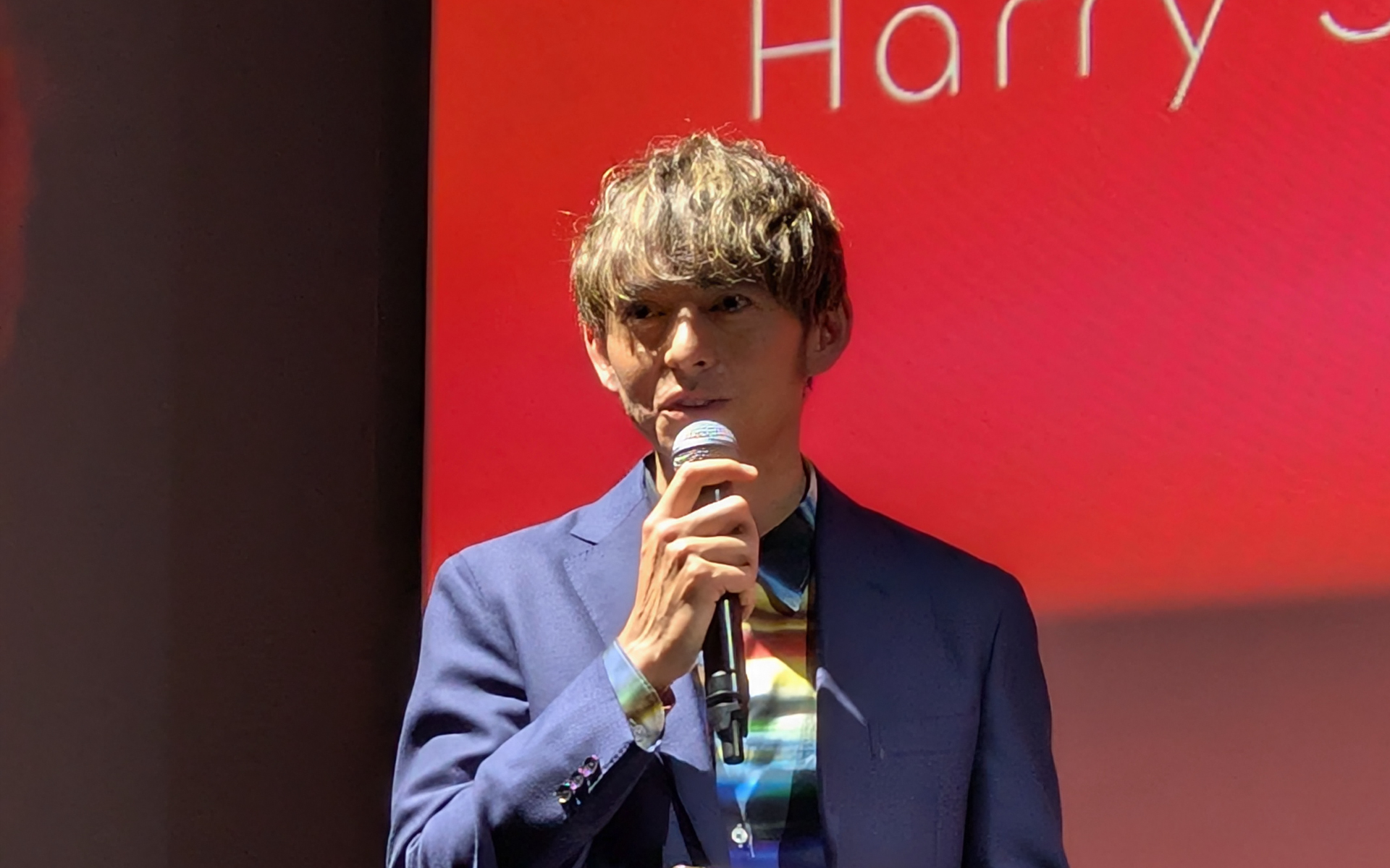 トークショーのMCを務めたハリー杉山氏