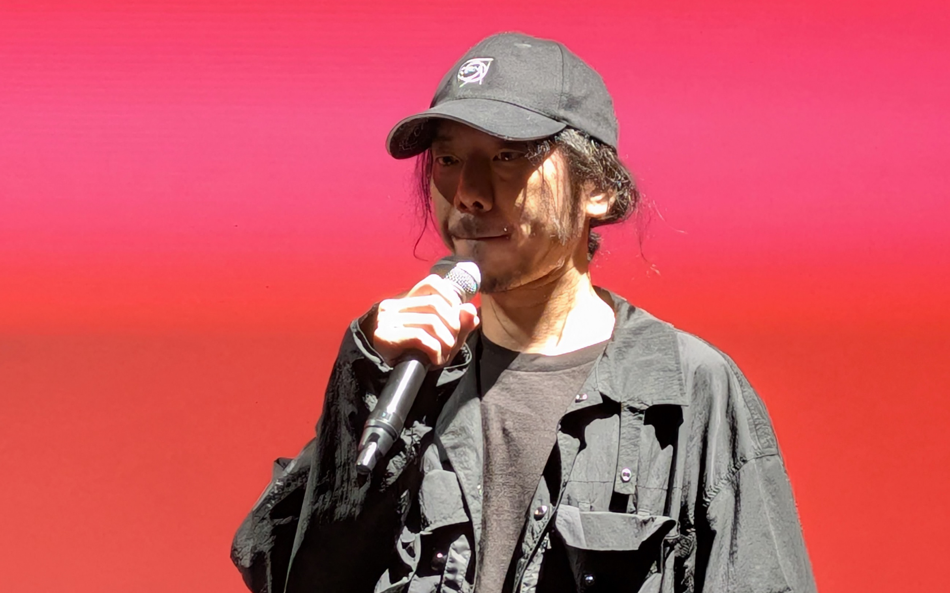 YOSHIROTTEN氏は、ファインアートと商業美術、デジタルと身体性、都市のユースカルチャーと自然世界など、複数の領域を往来するアーティスト。欧米ラグジュアリーブランドやミュージシャン、アンダーグラウンドクラブから現代美術フェアまで幅広いクライアントを持つアートディレクター兼グラフィックデザイナー。代表を務めるクリエイティブ・スタジオ「YAR」では、広告・ロゴタイプ・内装/外装デザイン、映像など商業において視覚芸術が関わるほぼすべての領域を手掛けている