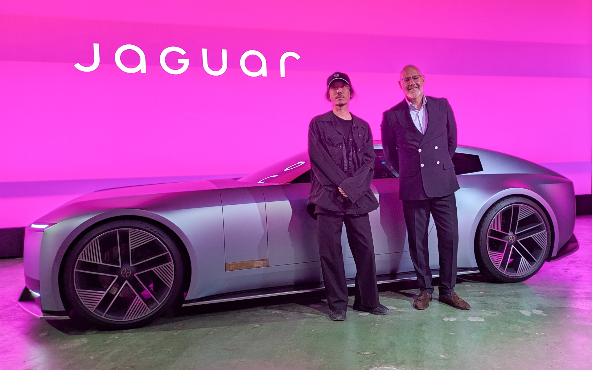 新生ジャガーのデザインビジョンコンセプトモデル「TYPE 00」と、アーティストのYOSHIROTTEN氏（左）、英ジャガー マネージングディレクター ロードン・グローバー氏（右）