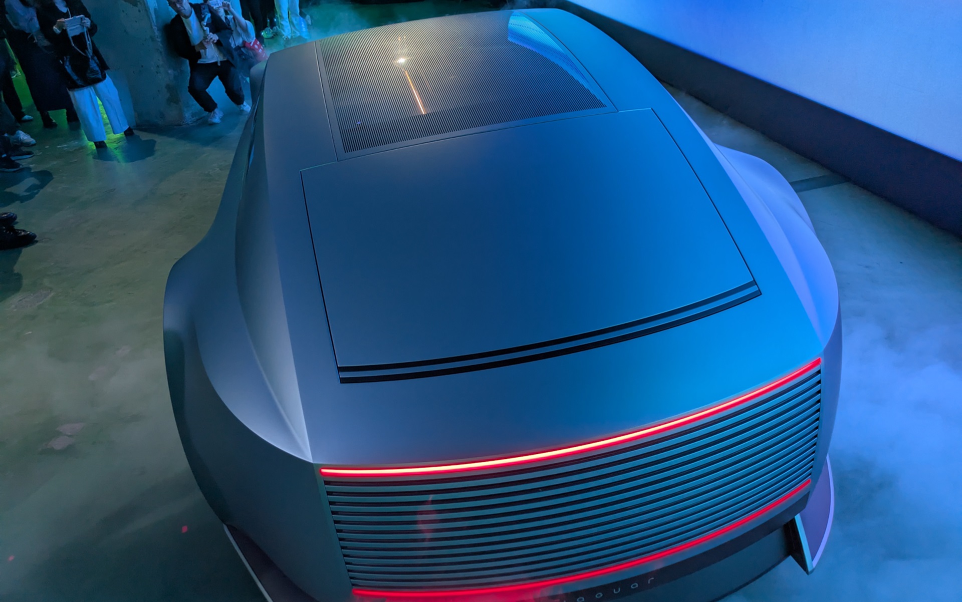 今回の展示車両はドアの開閉が禁止となっていたが、窓越しに中を見てみたら内装もしっかり完成しているようだった