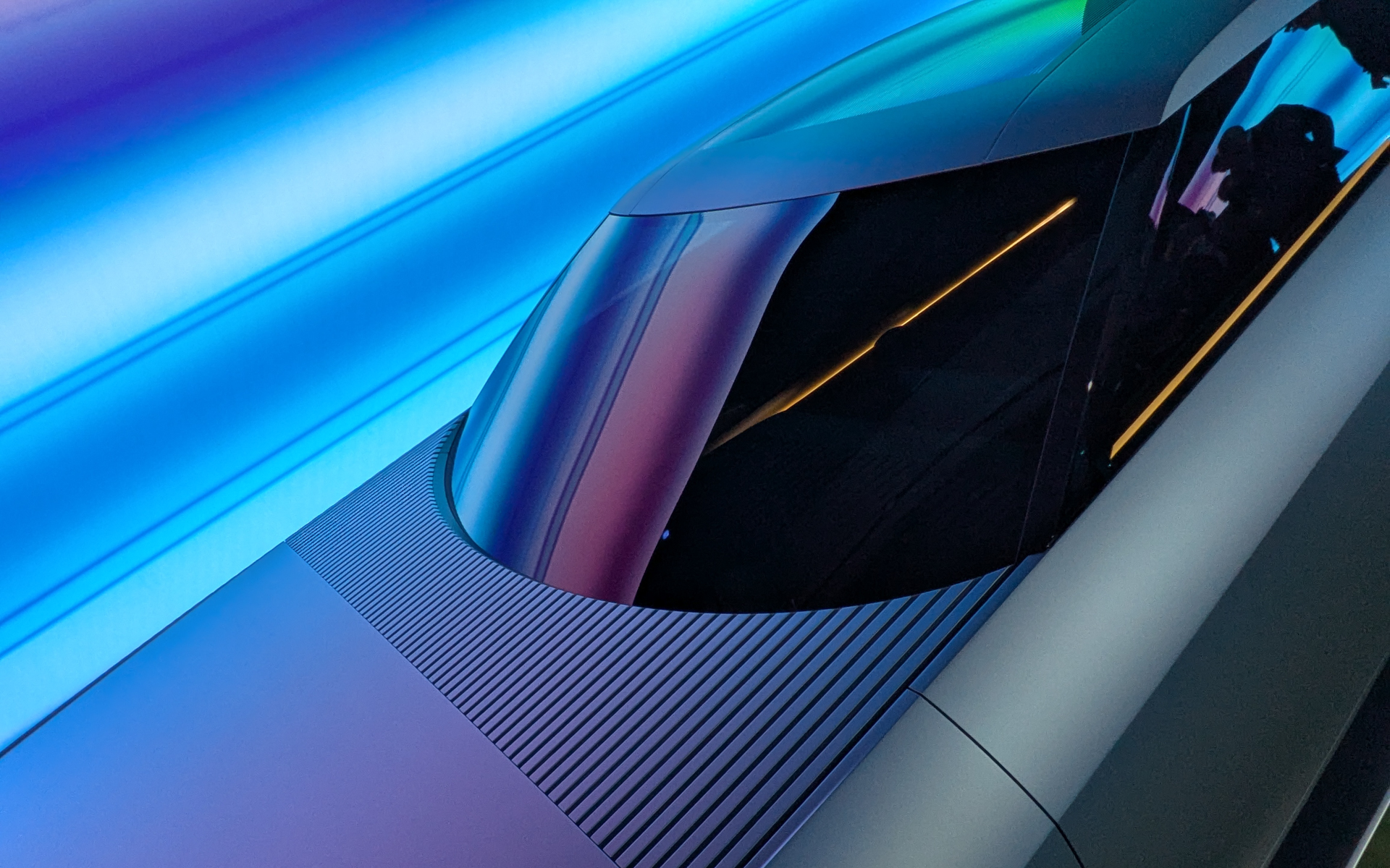 今回の展示車両はドアの開閉が禁止となっていたが、窓越しに中を見てみたら内装もしっかり完成しているようだった