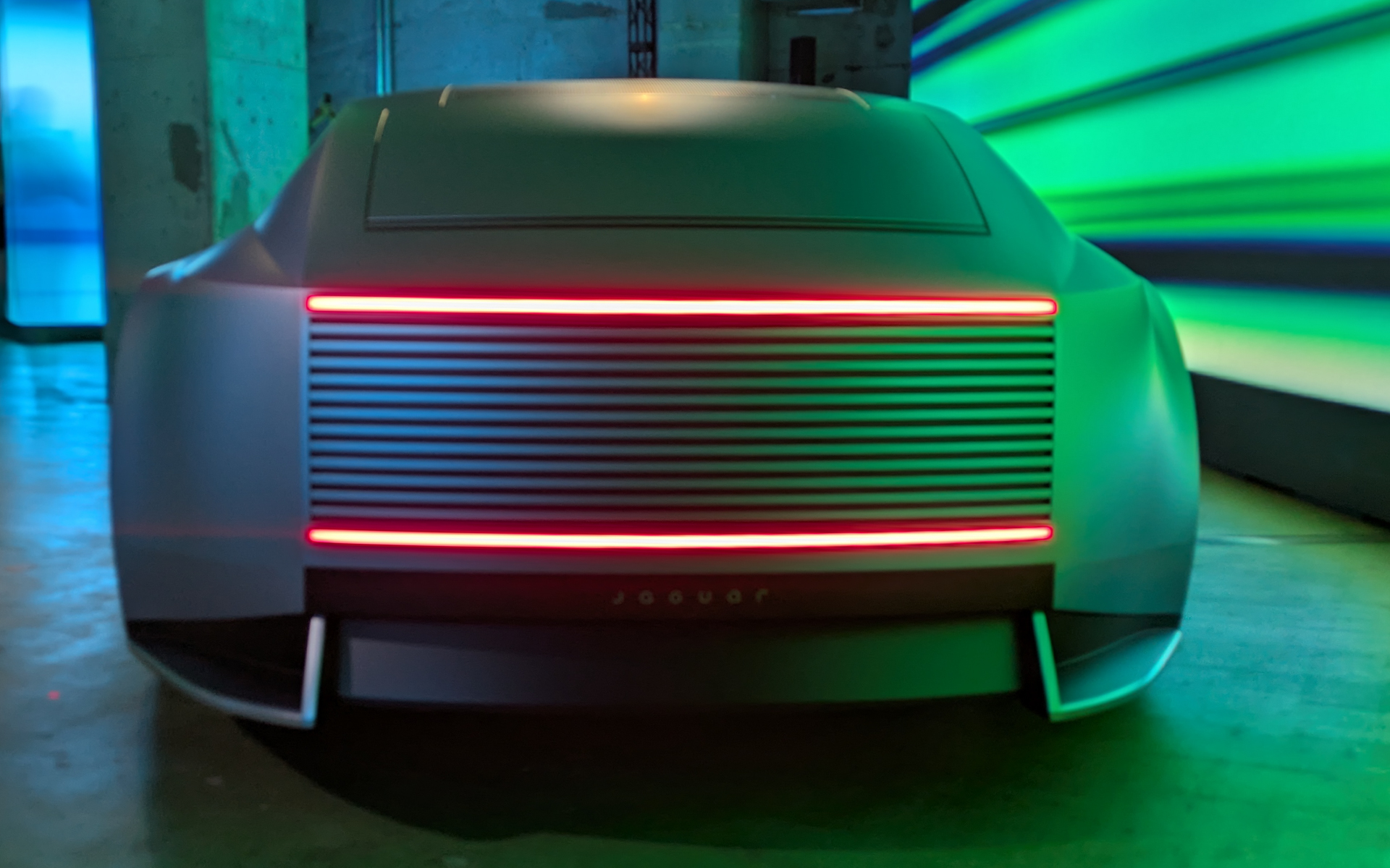 前後のバンパーやフロントウィンドウ前などにはボーダー柄の「ストライクスルー」を採用している