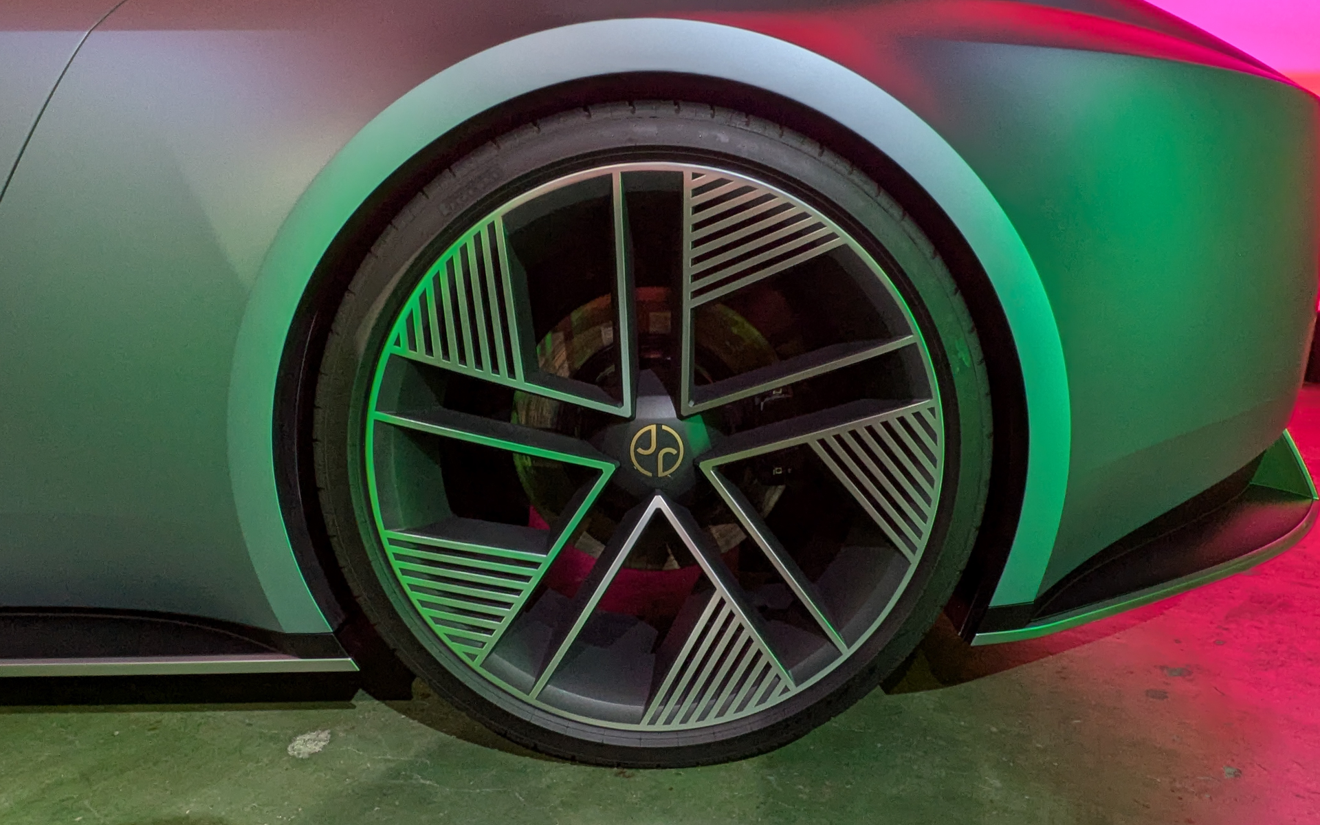 23インチのタイヤは特注品で、サイドウォールには「P ZERO」とだけ刻印されている