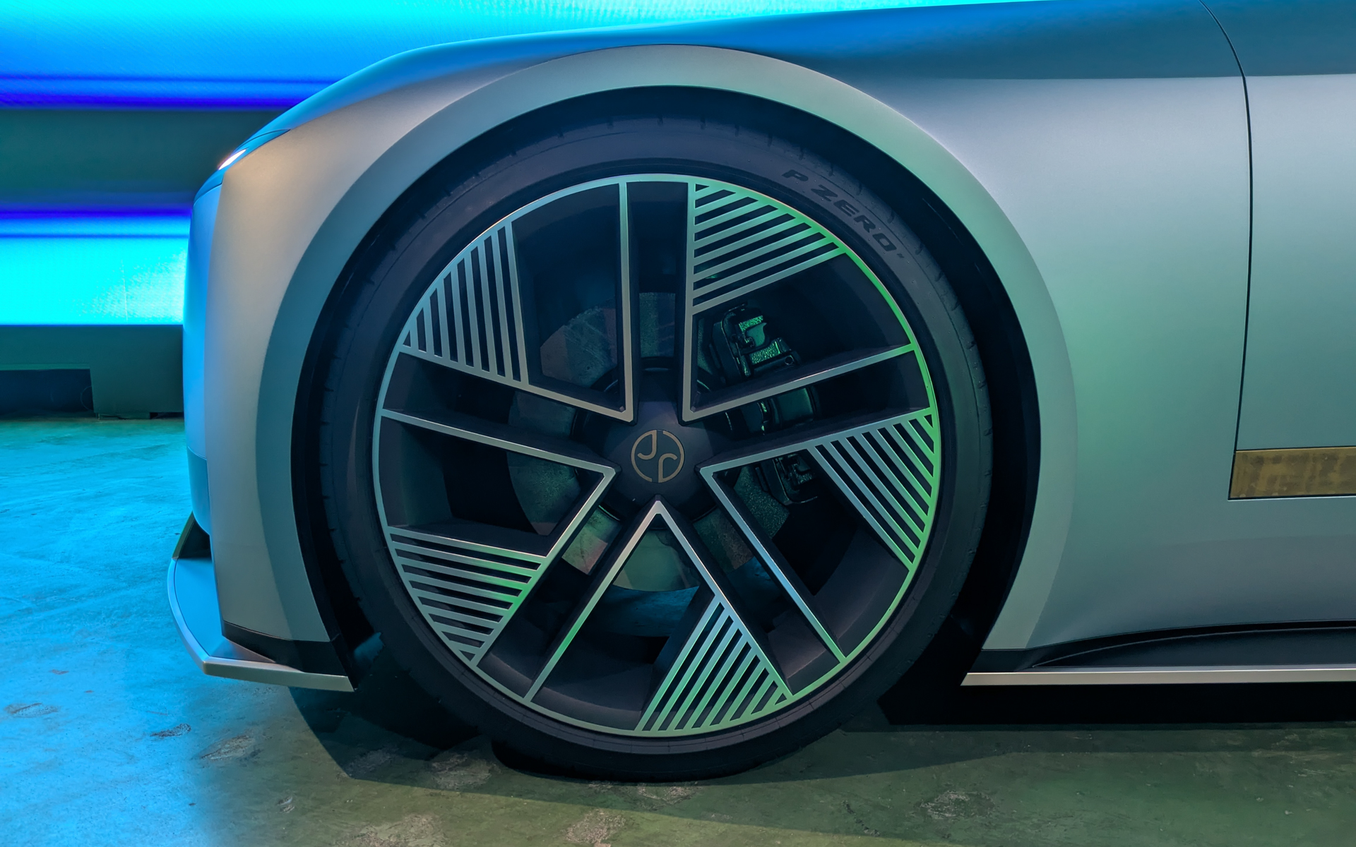 23インチのタイヤは特注品で、サイドウォールには「P ZERO」とだけ刻印されている