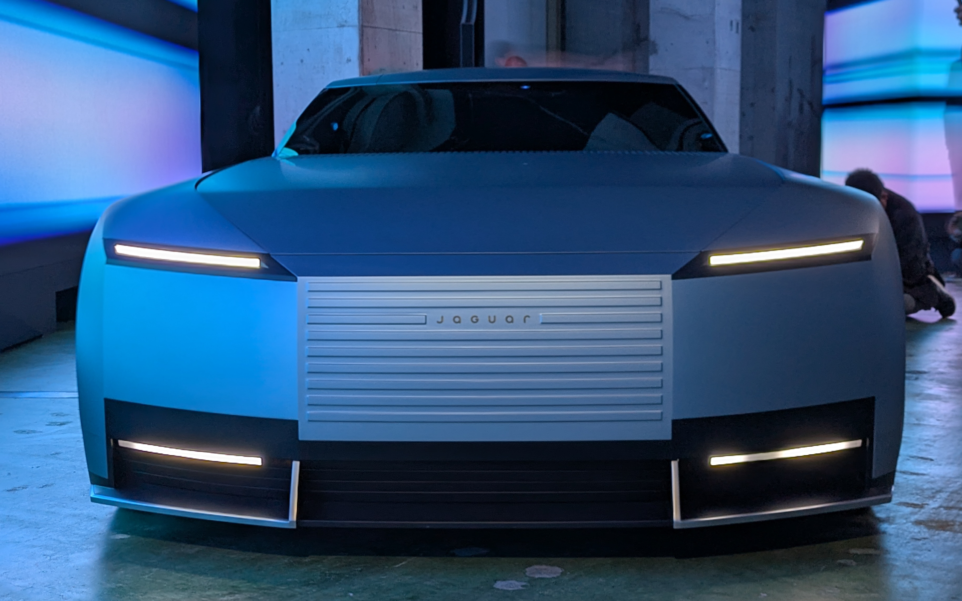 前後のバンパーやフロントウィンドウ前などにはボーダー柄の「ストライクスルー」を採用している