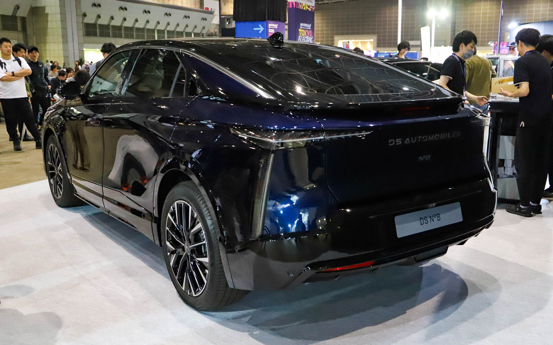 展示車両は新色「TOPAZ BLUE」