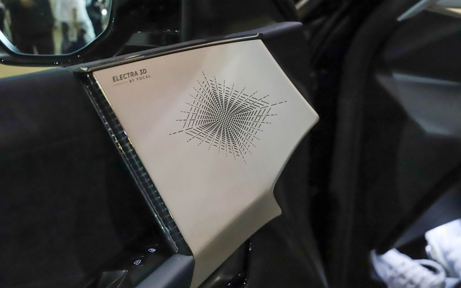 アルミのパンチングデザインが施されたフォーカルのスピーカー