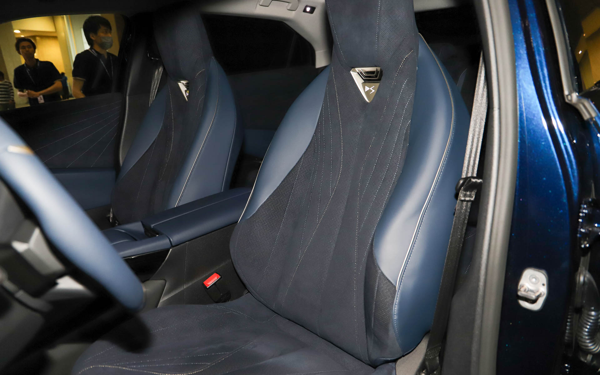 ネイビーのアルカンターラ表皮がシックな印象のシート。座り心地は、とてもよい