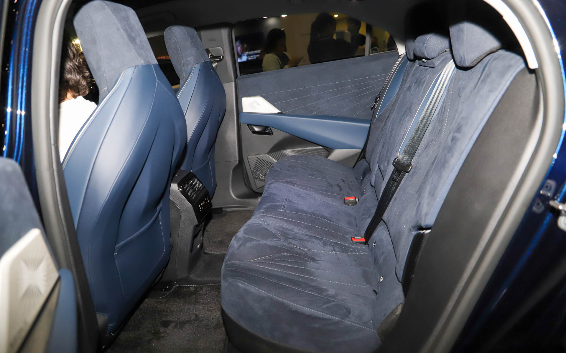 ネイビーのアルカンターラ表皮がシックな印象のシート。座り心地は、とてもよい