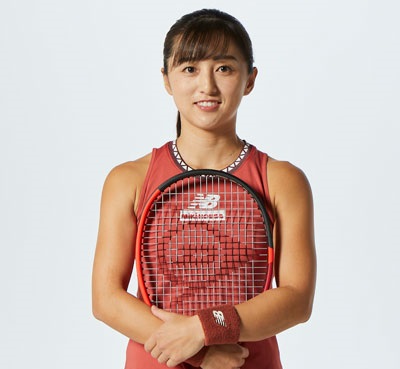 土居美咲プロは千葉県出身の元プロテニスプレーヤー。キャリア最高ランキングはWTA30位。グランドスラムでは2016年に「ウィンブルドン選手権」で自己最高のベスト16。現在は、テニスの普及発展に尽力し、国別対抗戦では女子日本代表のコーチを務めるなど幅広く活動している
