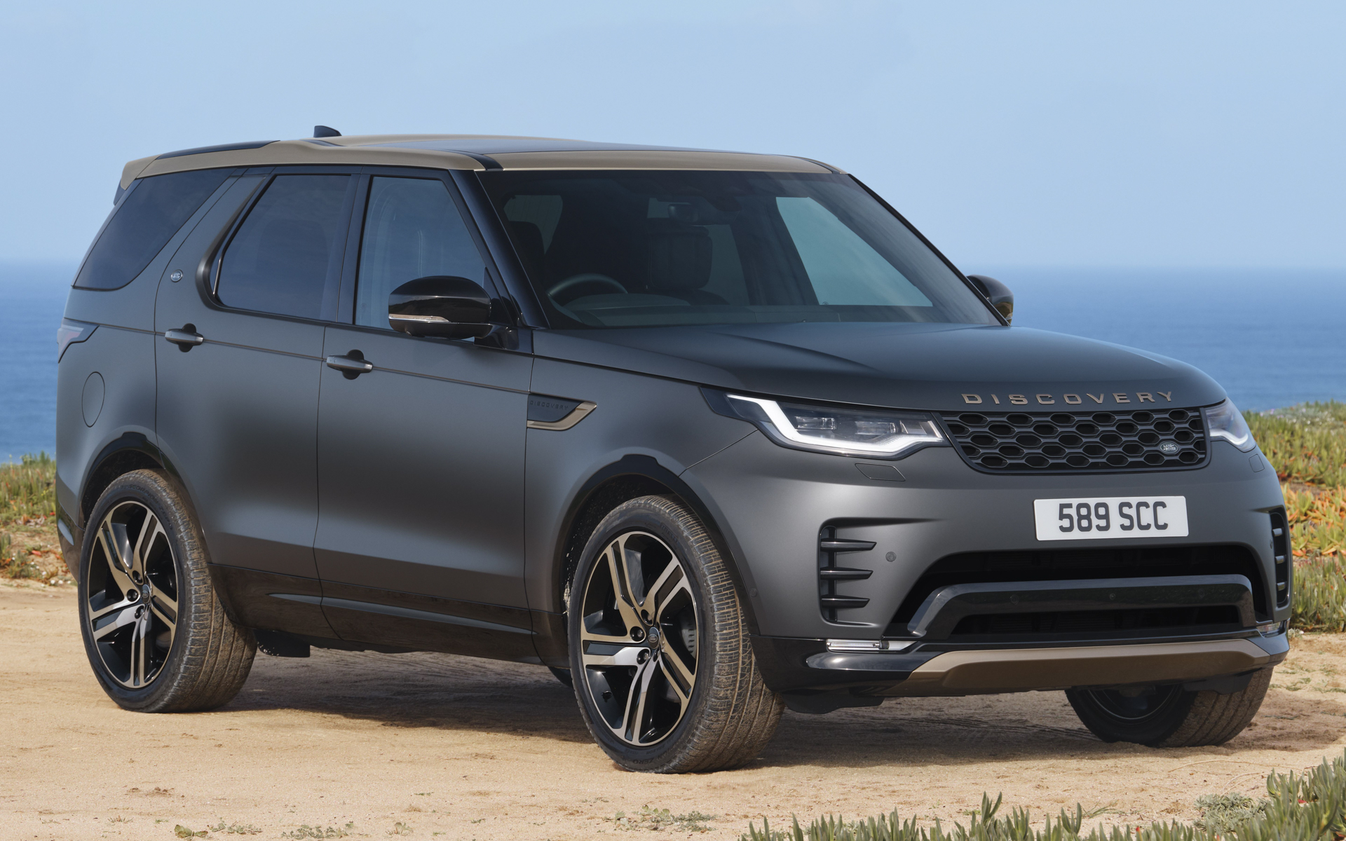 特別仕様車DISCOVERY TEMPEST CURATED FOR JAPAN。ボディカラーはカルパチアングレイ（プレミアムメタリック）