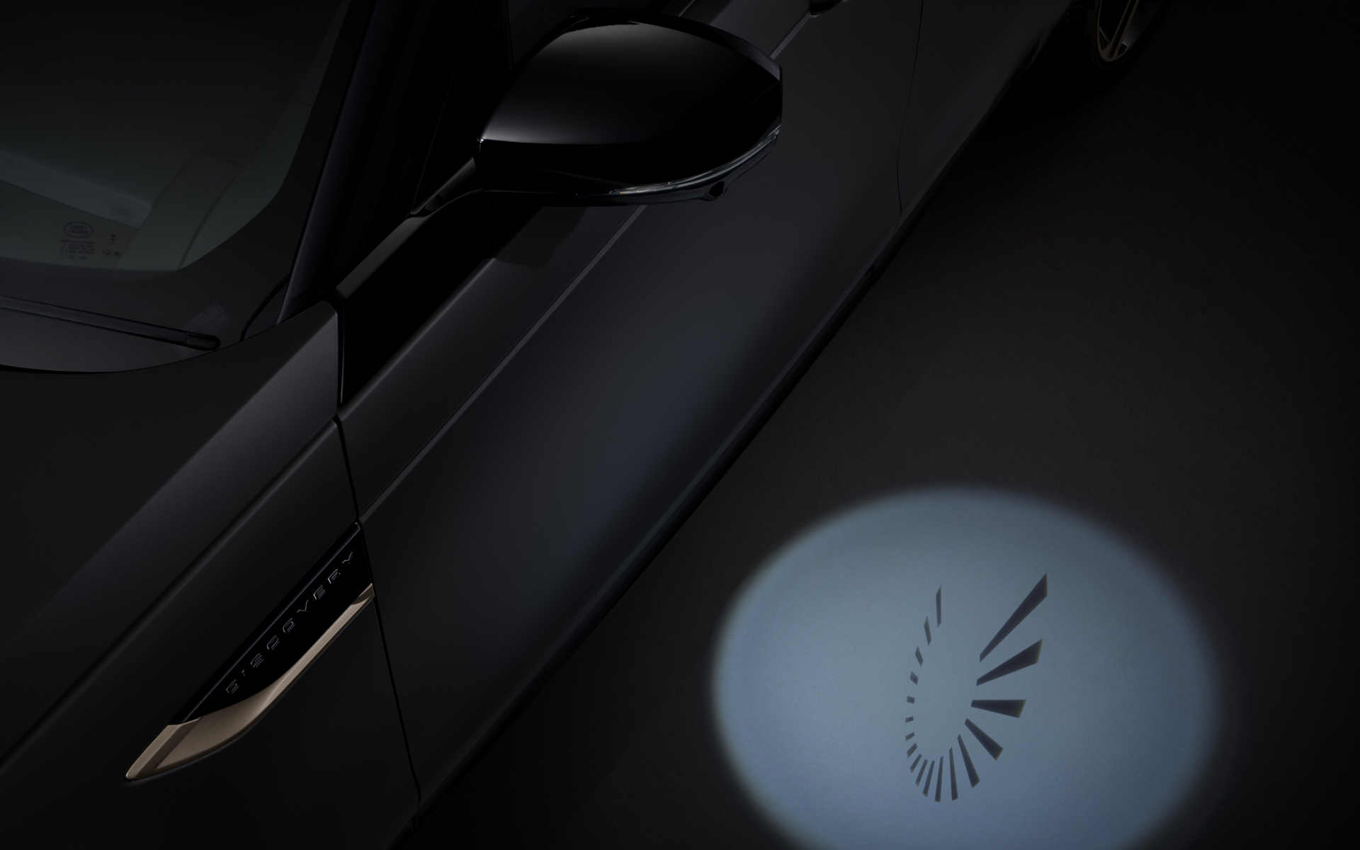 「TEMPEST」専用グラフィックが、ドアピラー、トレッドプレート、インテリアフィニッシャー、パドルランプに入る